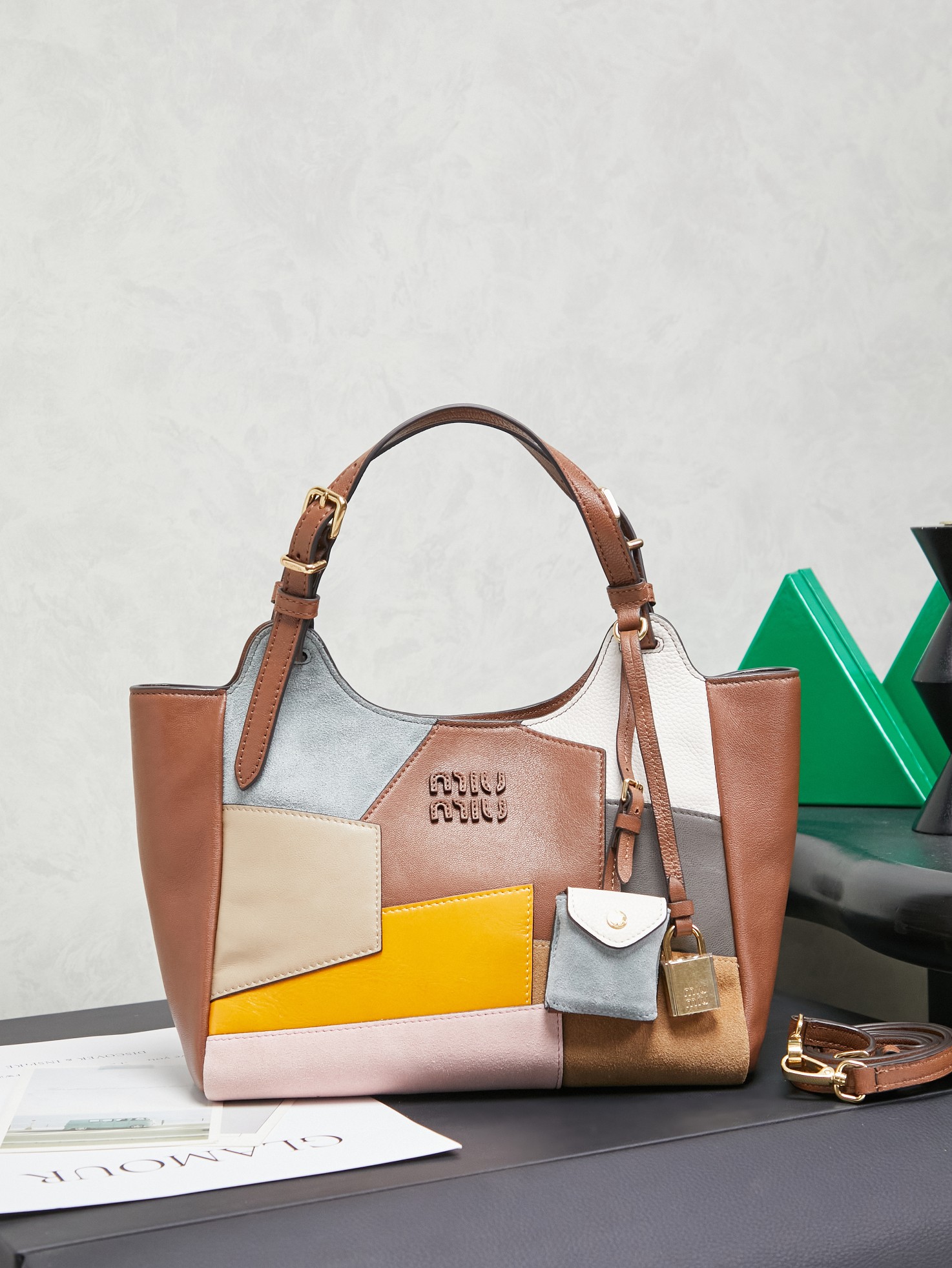 NO:584511,[Equipped with a complete set of packages at the counter] Miu Japanese pop-up tote bag, top-grade imported cowhide, high-end leather texture, elegant and retro, soft but not collapsed, with metal lock pendant, casual and lazy temperament, sweet and cool style, hand-stitched leather logo, details are online, suitable for commuting and shopping, practicality MAX model 5ba304 size 25.5 X20 X13  cm,MIUMIU,miumiu,totes,cowhide19860909【配置专柜全套包装】Miu家日本快闪新品托特包,顶级进口牛皮,皮面质感高级,优雅复古,包身软而不塌,搭配金属锁头挂件,气质随性慵懒,甜酷风格拉满,手工缝制皮面Logo标志,细节都很在线,通勤,逛街背都很适配,实用性MAX 型号5ba304 尺寸25.5 X20 X13 cm,MIUMIU,miumiu,totes,cowhide,Bag