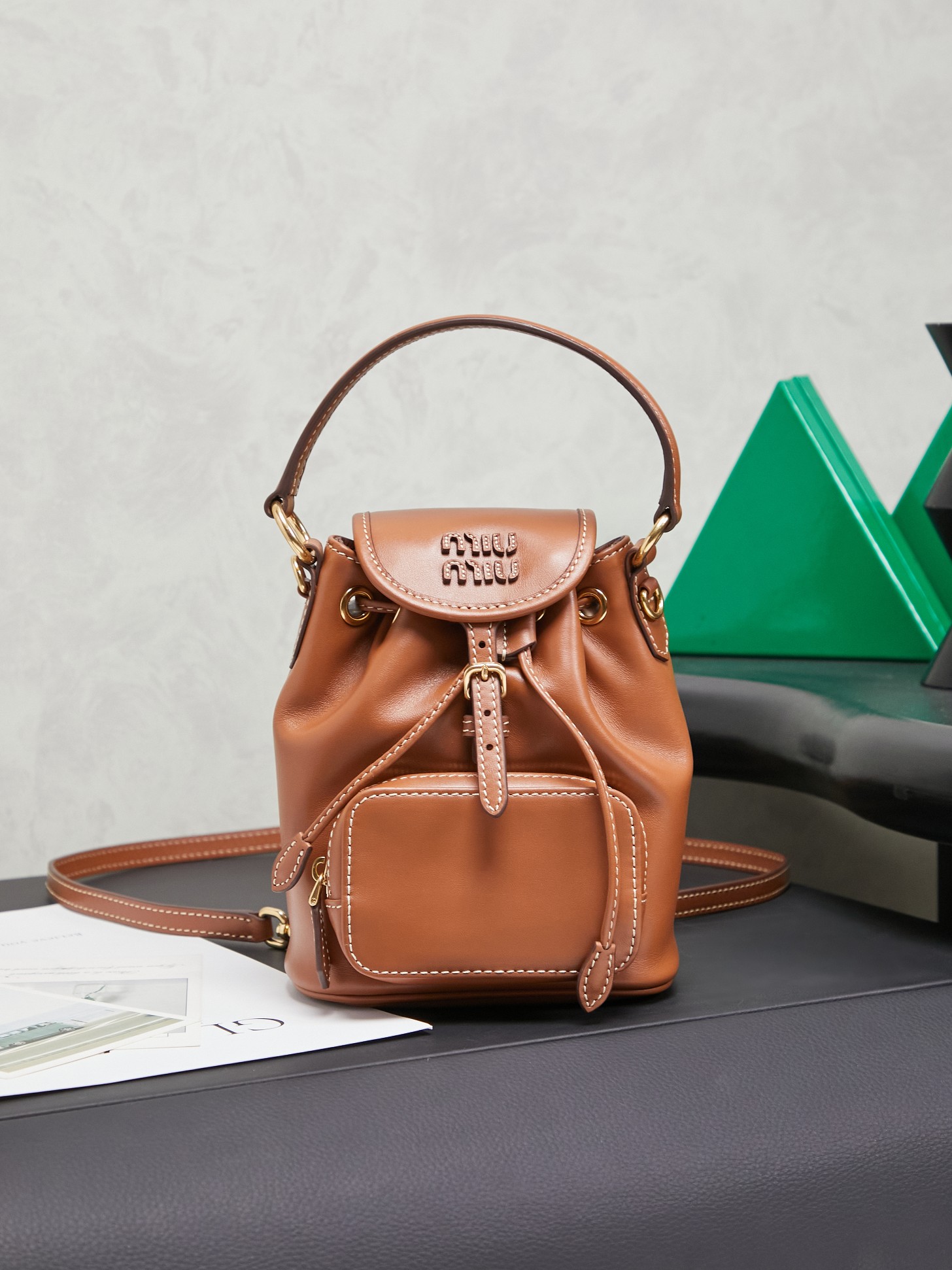 NO:584516,MIU's new collegiate style mini backpack 5BZ045, ultra-high-quality calfskin with thick wear-resistant linen blend lining, this leather backpack adopts campus style design, blending exquisite craftsmanship and casual attitude, the unique multi-pocket design highlights the MlU hand  The fashionable and interesting spirit of the bag, classic leather shoulder straps and shoulder straps, can be worn with white T-denim, khaki windbreaker, casual sportswear... The style is versatile, and it can fit a cosmic iPad, a folding umbrella, and a cosmetic bag inside. It is practical, lightweight and full of high-end feel.  Size 14X17X8cm,MIUMIU,miumiu,cosmetic bags & cases,cowhide19860909MIU新品学院风迷你双肩包5BZ045,超高品质小牛皮搭配厚实耐磨亚麻混纺内衬,这款皮革双肩包采用校园风设计,融合精湛工艺与休闲态度,别致的多口袋设计彰显MlU手袋的时尚趣致精神,经典皮革双肩背带与肩带,穿搭开挂神器配白T牛仔,配卡其风衣,配休闲运动服…风格百变,内里装得下宇宙iPad,折叠伞,化妆包,实用轻便又高级感十足 尺寸14X17X8cm,MIUMIU,miumiu,cosmetic bags & cases,cowhide,Bag