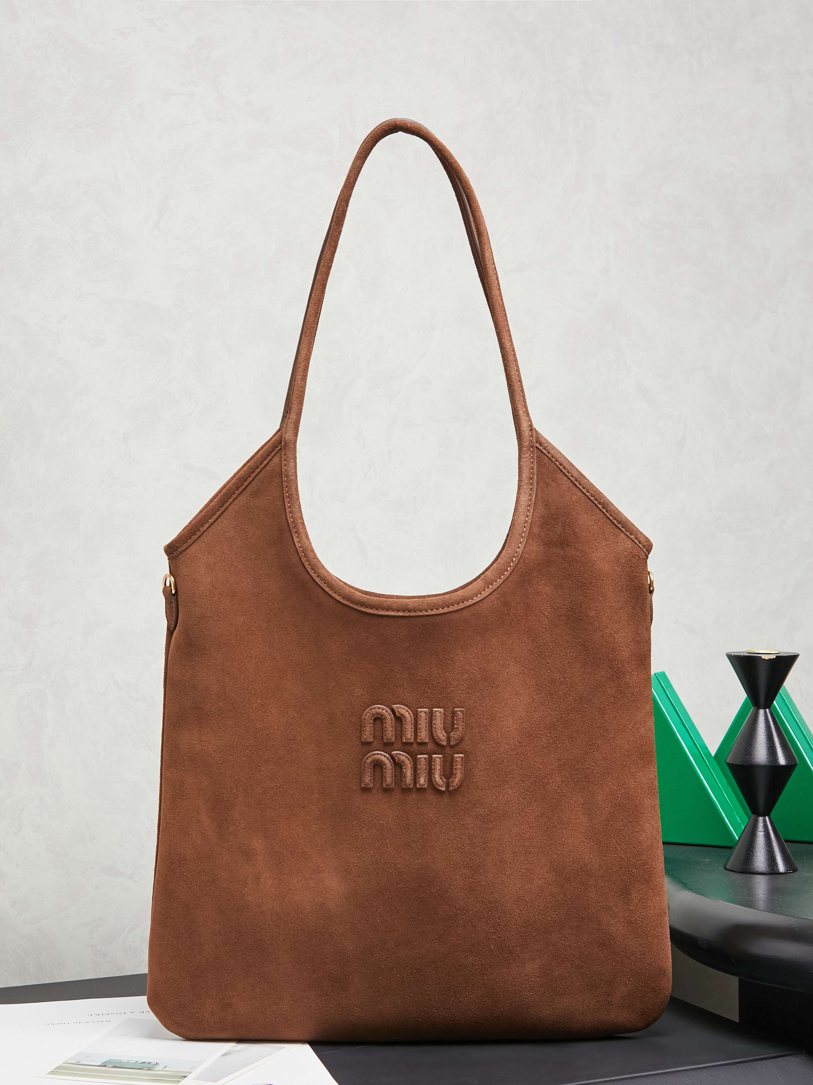 NO:584521,5BG231, Miu's new Isetan limited edition tote bag, the main recommendation on the official website, this year's absolute hot style, top-grade imported calfskin, the leather surface is smooth and soft, the texture is high-end, the bag body is soft but not collapsed, the temperament is casual and lazy, the capacity is super large, it will turn heads when you carry it on the street every day, hand-stitched leather Logo, brand new linen lining inside, with zipper pocket, size 35 X  40Cm, with original full set of packaging, MIUMIU, miumiu, totes, cowhide198609095BG231,Miu家新款伊势丹限定托特包,官网主推,今年绝对爆款式,顶级进口小牛皮,皮面细腻光滑柔软,质感高级,包身软而不塌,气质随性慵懒,容量超大,日常出街背它回头率百分百,手工缝制皮面Logo标志,内里全新麻布里,配拉链式口袋,尺寸35 X 40Cm,配原版全套包装,MIUMIU,miumiu,totes,cowhide,Bag