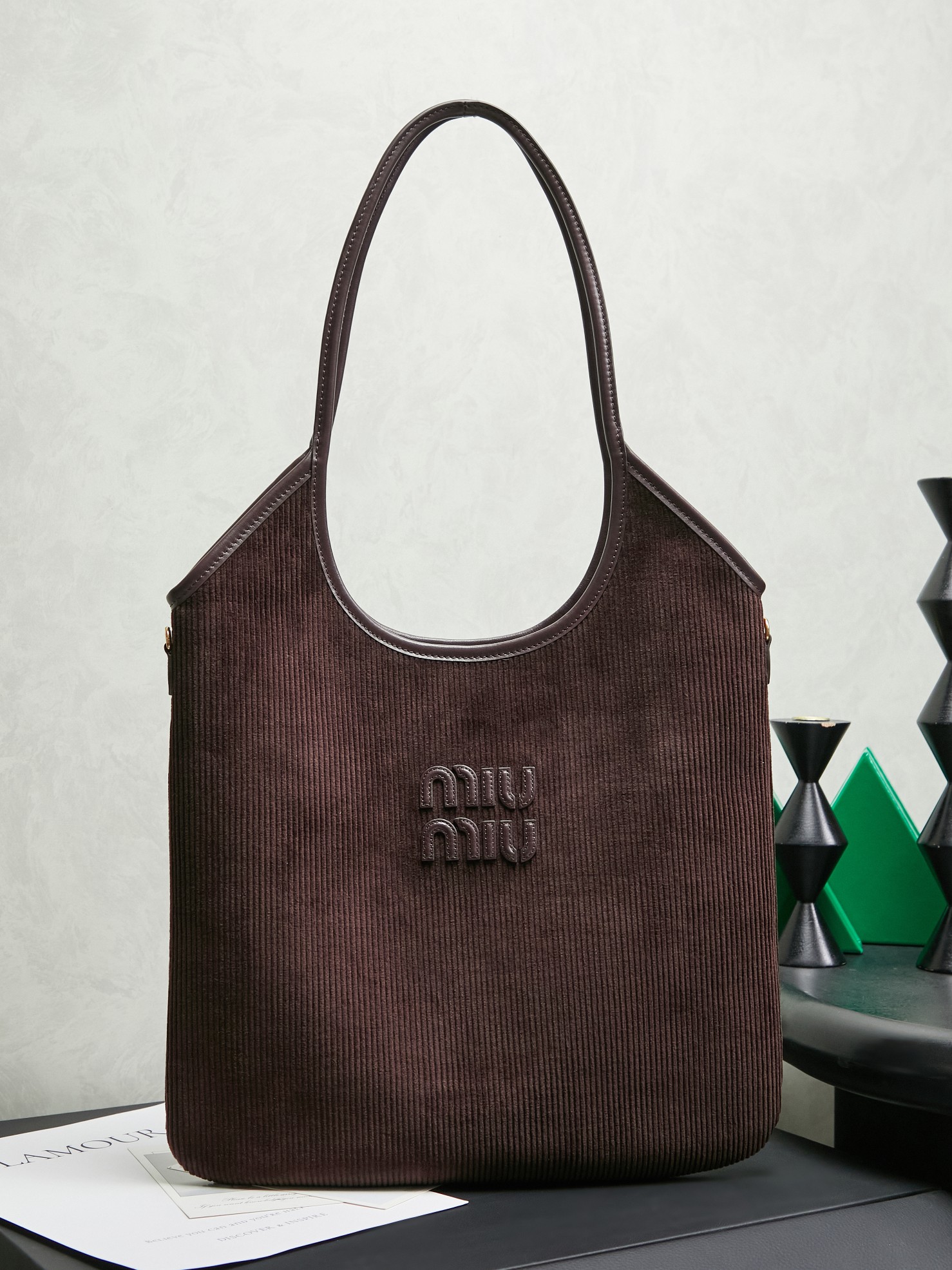 NO:602546,5BG231, Miu's new Isetan limited edition tote bag, the main recommendation on the official website, this year's absolute hot style, top-grade imported calfskin, the leather surface is smooth and soft, the texture is high-end, the bag body is soft but not collapsed, the temperament is casual and lazy, the capacity is super large, you can carry it on the street every day and it will turn heads 100%, hand-stitched leather logo, brand new linen lining inside, with zipper pocket, size 35 X  40Cm, with original full set of packaging, MIUMIU, miumiu, totes, cowhide198609095BG231,Miu家新款伊势丹限定托特包,官网主推,今年绝对爆款式,顶级进口小牛皮,皮面细腻光滑柔软,质感高级,包身软而不塌,气质随性慵懒,容量超大,日常出街背它回头率百分百,手工缝制皮面Logo标志,内里全新麻布里,配拉链式口袋, 尺寸35 X 40Cm,配原版全套包装,MIUMIU,miumiu,totes,cowhide,Bag