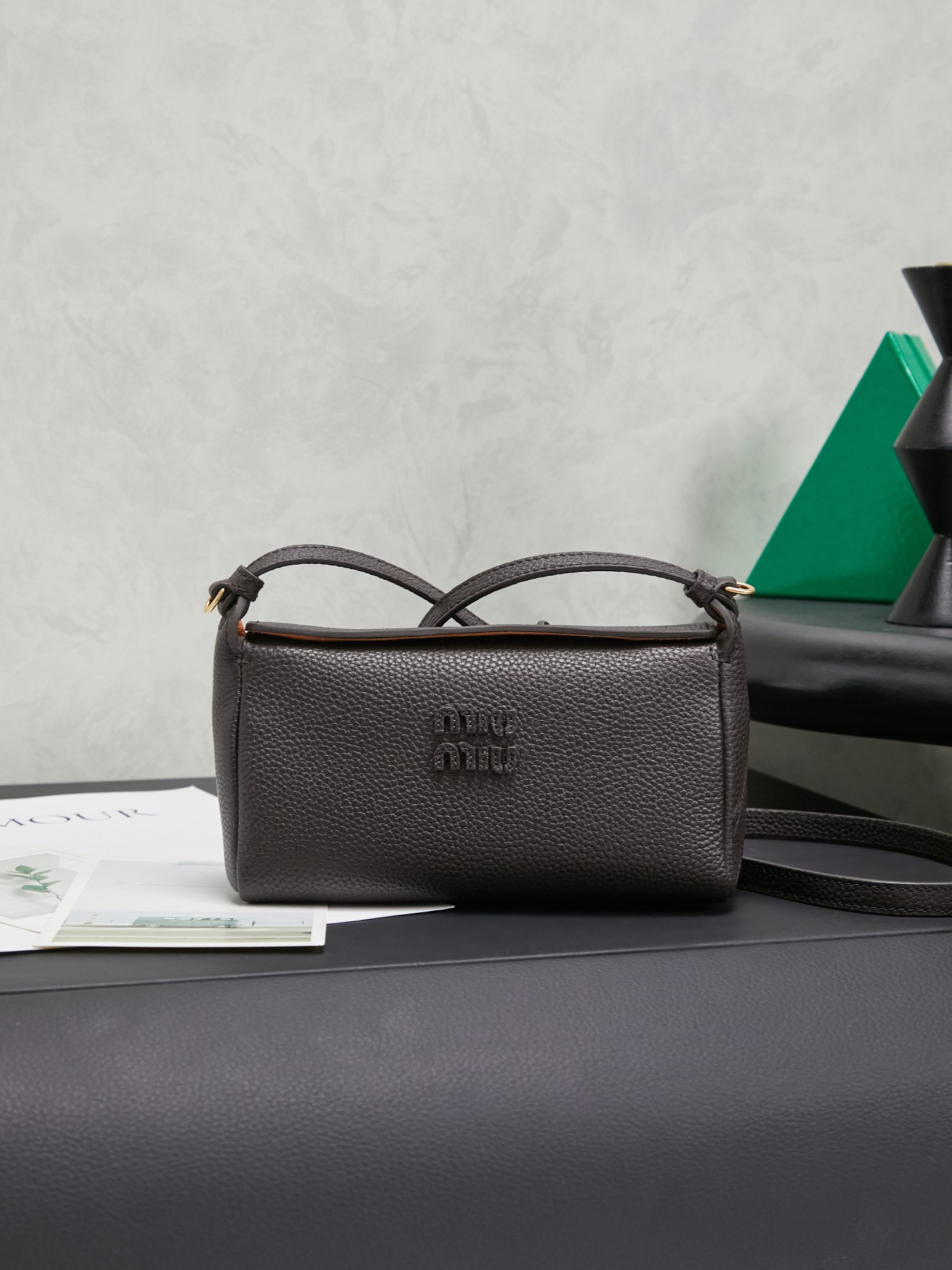 NO:639944,Original leather 5BE097 Miu Japanese pop-up crossbody bag, top imported cowhide, high-end leather texture, elegant and retro, soft but not collapsed, casual and lazy temperament, sweet and cool style, hand-sewn leather logo, very online details, suitable for commuting and shopping, practicality MAX, size 1819860909原厂皮 5BE097 Miu家日本快闪新品斜挎包,顶级进口牛皮,皮面质感高级,优雅复古,包身软而不塌,气质随性慵懒,甜酷风格拉满,手工缝制皮面Logo标志,细节都很在线,通勤,逛街背都很适配,实用性MAX, 尺寸18 X 10X 7 cm,MIUMIU,miumiu,satchels,crossbody bags,cowhide,Bag