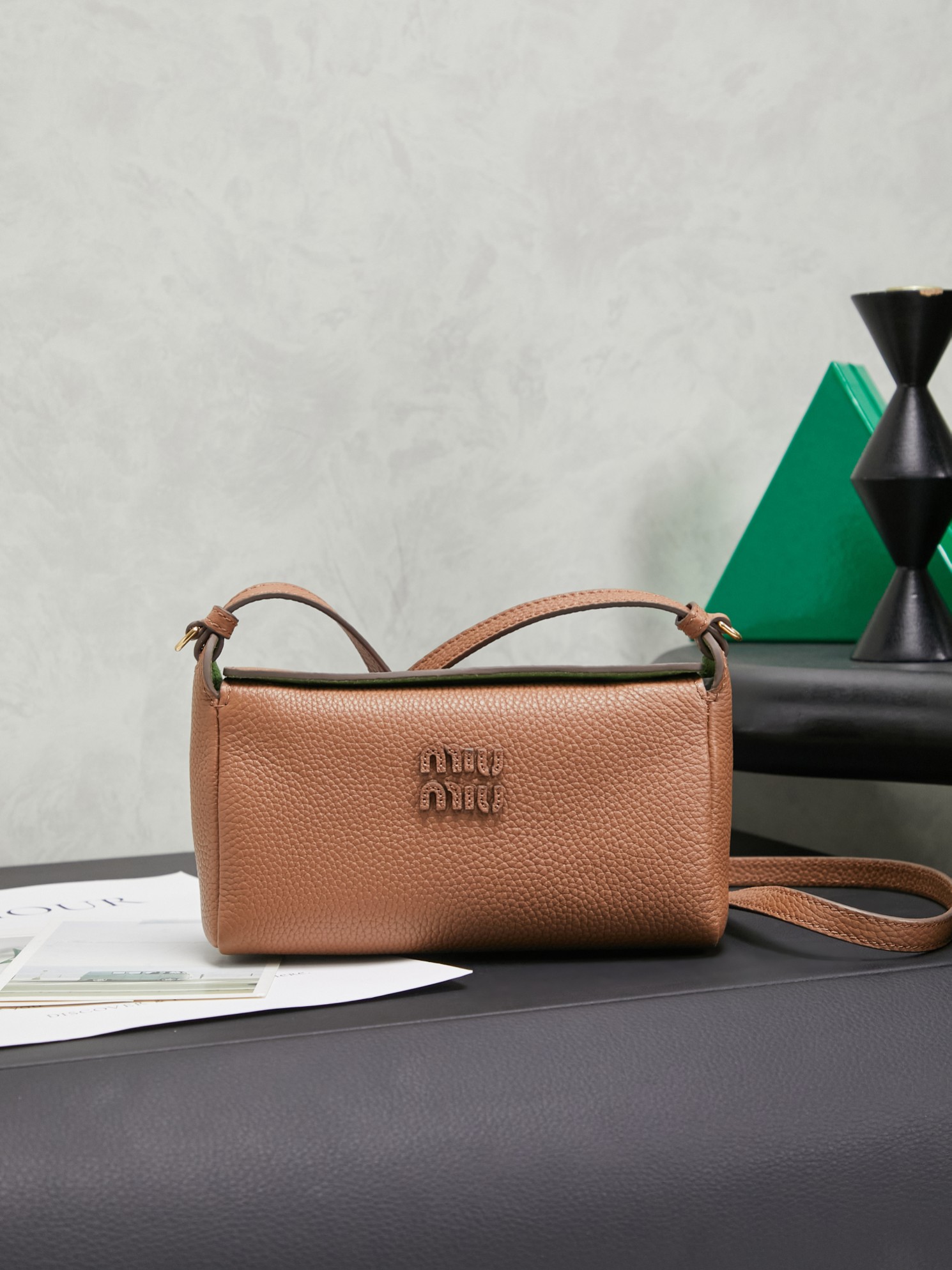 NO:639949,Original leather 5B5BE097 Miu Japanese pop-up new crossbody bag, top imported cowhide, high-end leather texture, elegant and retro, soft but not collapsed, casual and lazy temperament, sweet and cool style, hand-sewn leather logo, details are online, suitable for commuting and shopping, practicality MAX, size 18 X 10X 7 cm, MIUMIU, miumiu, satchels, crossbody  bags, cowhide19860909原厂皮 5B5BE097 Miu家日本快闪新品斜挎包,顶级进口牛皮,皮面质感高级,优雅复古,包身软而不塌,气质随性慵懒,甜酷风格拉满,手工缝制皮面Logo标志,细节都很在线,通勤,逛街背都很适配,实用性MAX, 尺寸18 X 10X 7 cm,MIUMIU,miumiu,satchels,crossbody bags,cowhide,Bag