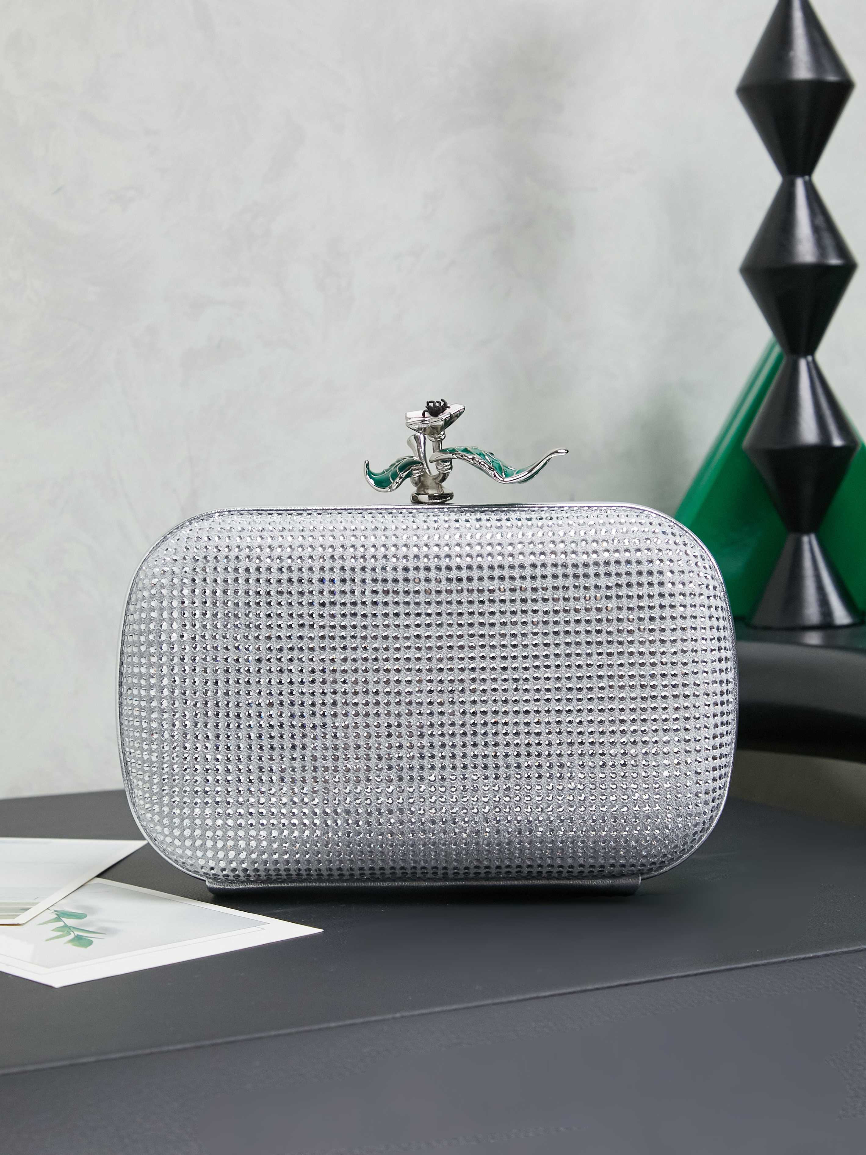 Bottega Veneta's diamond-encrusted evening bag is designed with diamonds and is full of luxury and sophistication! The three-dimensional floral decoration on the top is elegant and artistic. Moderate size, easy to store mobile lipstick, lightweight and practical. Whether paired with an evening dress or a mini skirt, it can become the center of attention. It is very suitable for parties, weddings, and annual meetings. It has both temperament and practicality, making it the perfect choice for dinner occasions!
Style number: 844122 (826183)
Size: 19*11.5*5cm
