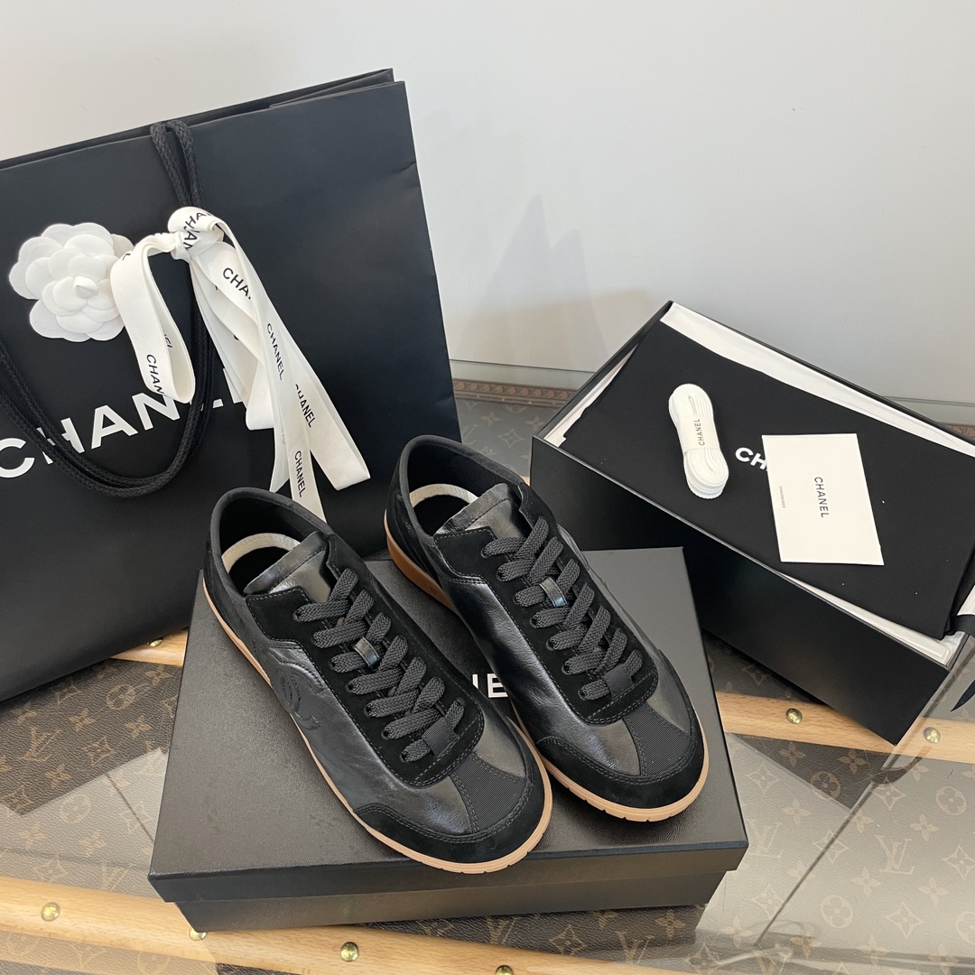 NO:237519,*||Xiaoxiang double C sports training shoes [high-end top quality of Guanda Factory] Purchase quality ~ no pressure to enter and exit ~ double on the side ~ exquisite and fashionable ~ high-end and texture ~ fiber imported cashmere inside ~ very suitable for autumn and winter ~ super light, soft and comfortable ~ great and easy to wear ~ shopping all day without being tired ~ invincible versatile ~ relaxation!  !  The upper is exclusive original 1:1 custom, smacked cowhide cow leather and cow back velvet Shandong silk, the inner lining is exclusive original 1:1 custom velvet, footbed sweat-absorbing lyka cloth // ultra-fiber injection molding EVA footbed, the sole is exclusive original 1:1 open mold beef tendon raw glue outsole ~ anti-slip and wear-resistant, different from market currency, the high quality is absolutely different, all shoes are included with a pair of high-end diamond socks 35, 36, 37, 38, 39, 40, casual shoes/sports shoes, sneakers, cowhide, socks19860909*||小香双C 运动德训鞋【莞大厂高端顶级品质】 代购品质～出入无压力～侧边双 大～精致时髦洋气～高级有质感～内里是纤维进口羊绒～秋冬非常适合～超轻超软超舒适～巨巨好穿～逛街暴走一整天也不累jio～无敌百搭～松弛感！！拿捏的死死的 鞋面独家原版1:1定制 摔纹牛皮牛反绒山东绸 内里独家原版1:1定制绒里 垫脚吸汗莱卡布//超纤注塑EVA脚床 大底独家原版1:1开模牛筋生胶大底～防滑耐磨 区别市场通货～高品质绝对不一样 随鞋全部多附赠一双高级钻石袜子 35、36、37、38、39、40,休闲鞋/运动鞋,sneakers,cowhide,socks,Women's Shoes