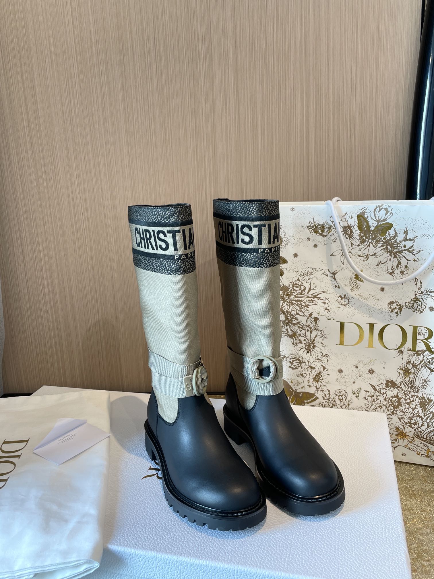 Dior Automne-Hiver 2024 Collection Miss Bottes cavalières brodées Tweed 3D brodé + boucles décoratives en sangle Qualité supérieure