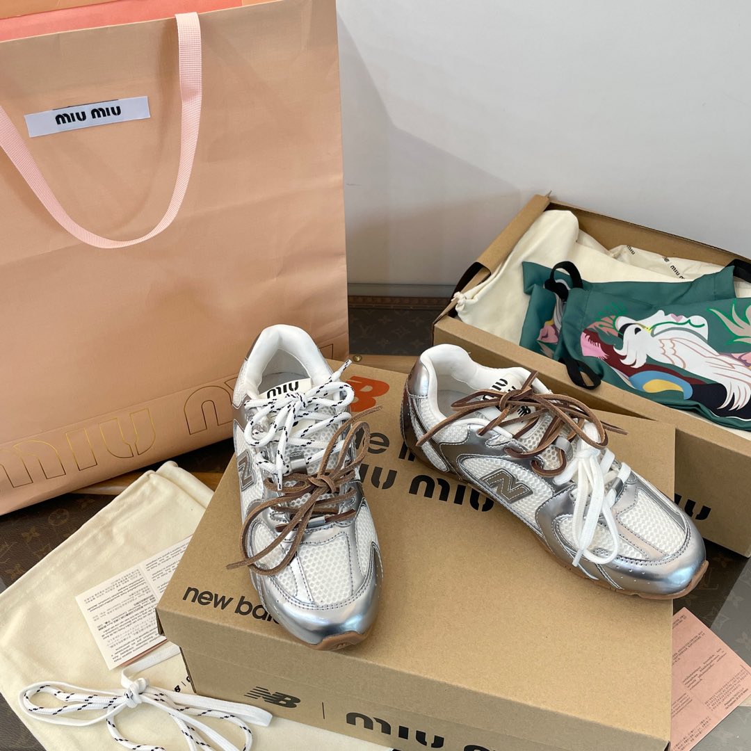 NO:888537,Made in Guan || Upgraded version of Miu Miu's co-branded Dexun shoes with mirrored silver upper. The upper is made of imported glossy calf + special process coating. The silver color and detailed texture present a visual feast. It looks great on the feet ~ easy to wear ~ fashionable and foreign ~ super versatile ~ The real thing is more beautiful than the photo for daily commuting. A must-have artifact for shopping!  Materials and craftsmanship - original custom-made imported glossy calf coating with special craftsmanship for the upper. Original custom-made imported full-grain sheepskin breathable mesh for the lining. Original 1:1 custom-made latex foam hanging sheepskin for the feet. Original 1:1 molded two-color TPU wear-resistant rubber outsole. Size: 35, 36, 37, 38, 39, 40  The key process is the use of ZP consistent California lining and lasting process, super scrap material ~ the purpose is for better wearing ~ soft and comfortable, casual shoes/sports shoes, sneakers, sheepskin19860909莞产 || 升级版本 缪缪 联名款德训鞋镜面银版面鞋面采用进口亮面小牛+特殊工艺涂层.白银配色 细节质感呈现出视觉盛宴的效果 上脚超好看～巨好穿～时髦又洋气～超级百搭～ 实物比照片更美貌日常通勤 逛街必备神器！ 材质与工艺- 鞋面原版定制进口亮面小牛特殊工艺涂层 内里原版定制进口全粒面羊皮透气网布 垫脚原版1:1定制乳胶发泡挂羊皮 大底原版1:1开模双色TPU耐磨橡胶大底 Size:35、36、37、38、39、40 划重点工艺采用ZP一致加州内里套楦工艺超级废料～目的就是为了更好穿着～柔软舒适,休闲鞋/运动鞋,sneakers,sheepskin,Women's Shoes