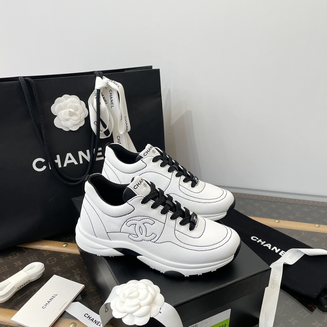 NO:237587,*||Xiaoxiang black and white comic series thick-soled sneakers [Quality of high-end purchasing agent for Guanda Factory] Purchase quality ~ no pressure to enter and exit 25C latest black and white comic shoes ~ beautiful ~ simple and high-end style ~ more advanced texture!  !  4cm thick sole increases in seconds ~ The actual foot is high-end~ Super comfortable~ It is great to wear~ It is super versatile in daily life [Exclusive consistent material] ① Exclusive original version of the upper 1:1 customized high-polyest fabric special process waterproof film (3D computer embroidery pattern) is easy to manage~ It is not the kind of ordinary canvas shoes ① The upper black calfskin inner sandwich mesh cloth mixed-bred sheepskin~ sweat-absorbing and breathable comfort footbrush sweat-absorbing lyka cloth injection molding EVA footbed out sole 25 new exclusive original 1:1 developed private mold two-color TPU outsorbing TPU waist piece ~ and they are all made up of artificial pieces [sole height about 4cm] These materials are very price difference. Those who know the goods will naturally understand. A pair of high-end diamond socks are included with all the shoes:  35, 36, 37, 38, 39, 40, casual shoes/sports shoes, sneakers, cowhide, sheepskin, socks19860909*||小香黑白漫画系列厚底运动鞋【莞大厂高端代购品质】 代购品质～出入无压力 25C最新黑白漫画鞋～美爆了～简约高级穿搭风～质感更高级了！！ 4cm厚底秒增高～实物上脚贼高级～超级舒服～巨好穿～日常超级百搭【独家一致对版材质】 ①鞋面独家原版1:1定制高涤布特殊工艺防水膜（3D电脑刺绣图案）很好打理～不是那种普通帆布鞋 ①鞋面黑色小牛皮 内里三明治网布混种羊皮～吸汗透气舒适 垫脚吸汗莱卡布注塑EVA脚床 大底25全新独家原版1:1开发私模双色TPU大底组合TPU腰片～且均由人工一片片组合而成【底高4cm左右】 这些材质差价非常大 懂货的自然懂 随鞋全部多附赠一双高级钻石袜子 : 35、36、37、38、39、40,休闲鞋/运动鞋,sneakers,cowhide,sheepskin,socks,Women's Shoes