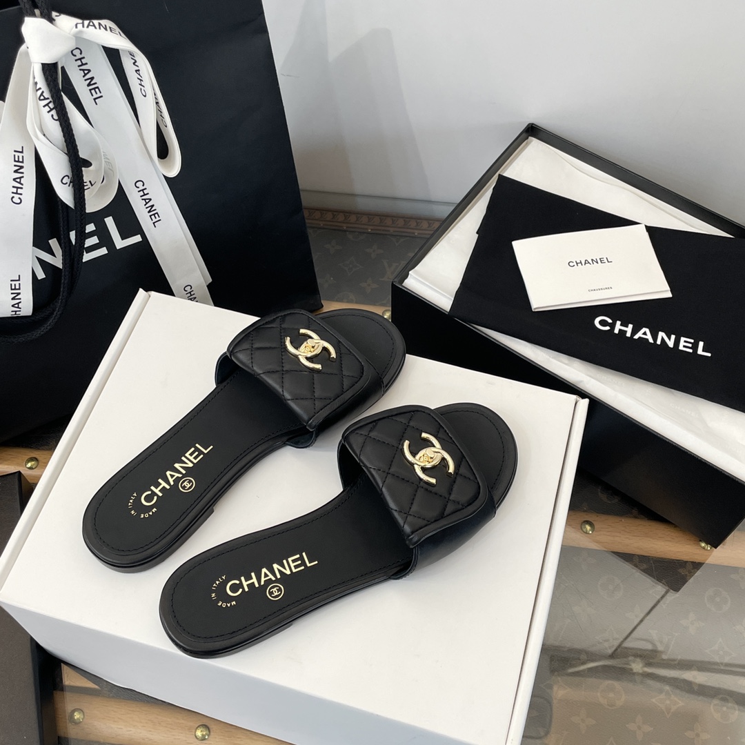 NO:234086,Purchase grade *||Xiaoxiang Early Spring Diamond Sleeves [Top High-end Quality of Large Factory] Black and Gold Color Pairing ~ Diamond Upper ~ Noble and Temperament ~ Full of high-end feel ~ No pressing on the instep ~ Feet feel super comfortable ~ Simple and versatile ~ Daily travel ~ Easy to live in various occasions... Exclusive original 1:1 Custom imported A-class lambskin with uniform thickness Inner/foot pad imported A-class lambskin Exclusive original 1:1 Customized 24k real gold electroplated buckle Outsole Imported A-class leather outsole from Italy Different from market currency ~ High quality is definitely different 35, 36, 37, 38, 39, 40, slippers, slippers, sheepskin, Leather soles19860909代购级 *||小香早春菱格书包扣拖鞋【大厂顶级高端品质】 黑金配色双 ～菱格鞋面～高贵显气质～高级感十足～上脚不压脚背～脚感超级舒服～简约百搭～日常出行～轻松hod住各种场合…… 鞋面独家原版1:1定制进口A级小羊皮 厚度统一 内里/垫脚进口A级小羊皮 饰扣独家原版1:1定制24k真金电镀扣 大底意大利进口A级真皮大底 区别市场通货～高品质肯定不一样 35、36、37、38、39、40,拖鞋,slippers,sheepskin,Leather soles,Women's Shoes