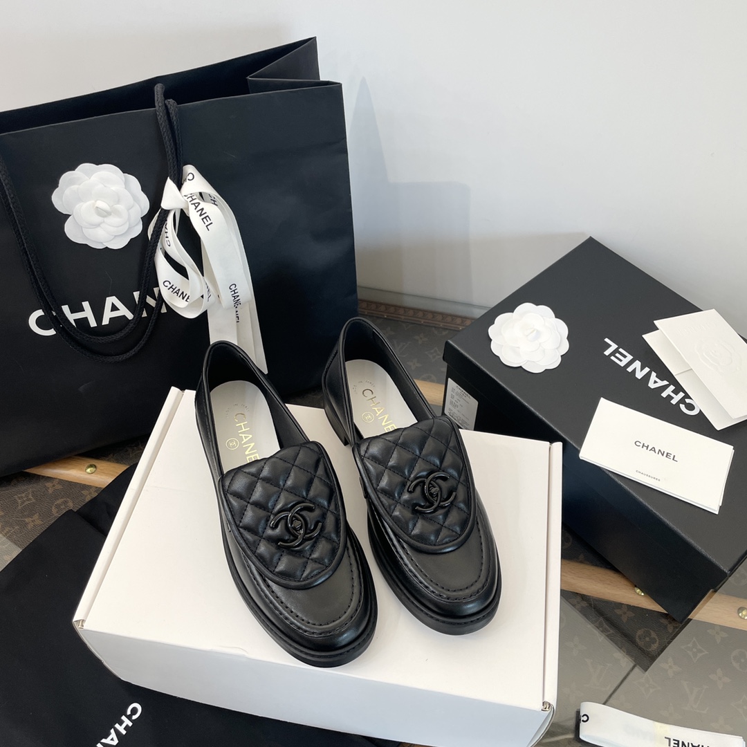 NO:465403,Purchase-level version Chanel ss25 new arrival~ Xiaoxiang 2025 new diamond black buckle logo schoolbag buckle loafers classic style with exquisite buckles, imported lambskin diamond buckle electric embroidery is very three-dimensional, full of details and texture~ full of high-end feeling, super retro noble and elegant ~ versatile daily commuting ~ wear barefoot or match with mid-tube socks, skirts and pants, all invincible, beautiful and elegant!  Exclusive original 1:1 custom imported A-class mixed-bred lambskin inner mixed-bred sheepskin ~ soft sweat-absorbing and breathable Hardware exclusive original 1:1 mold opening custom 24K real gold electroplating buckle Exclusive original 1:1 mold opening Italian imported leather sole 35, 36, 37, 38, 39, 40 [Dongguan large-scale high-end quality] Those who know the goods are imported~, loafers, chanel, loafers, skirts, sheepskin, Leather soles19860909代购级版本 chanel ss25 new arrival～ 小香2025全新菱格黑扣logo书包扣乐福鞋 经典版型搭配精致饰扣,鞋面进口小羊皮菱格电绣非常的立体饱满细节质感拉满～满满的高级感超级复古高贵显气质～日常通勤百搭～光脚穿或搭配中筒袜 配裙子 裤子 都无敌好看尽显优雅气质！ 鞋面独家原版1:1定制进口A级混种小羊皮 内里混种羊羊皮里～柔软吸汗透气 五金独家原版1:1开模定制24K真金电镀扣 大底独家原版1:1开模意大利进口真皮大底 35、36、37、38、39、40【东莞大产顶级高端品质】懂货的入～,乐福鞋,chanel,loafers,skirts,sheepskin,Leather soles,Women's Shoes