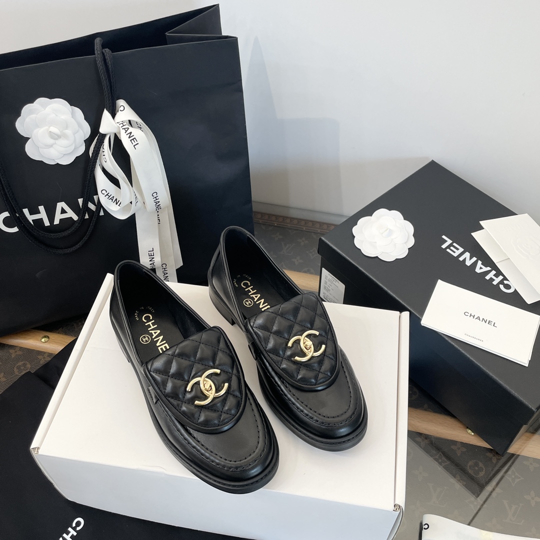 NO:234079,Schoolbag gold buckle *||Xiaoxiang brand new diamond plaid schoolbag gold buckle loafers [top purchasing quality of large manufacturers] Black and gold color pair ~ Diamond plaid lambskin design ~ very full and delicate ~ retro noble and elegant ~ everyday commuting ~ wear barefoot or match mid-tube socks with skirts and pants are invincible beauty ~ very high-end ~ super durable ~ Exclusive original upper 1:1 custom imported A-grade mixed lambskin inner mixed lambskin ~ soft sweat-absorbing and breathable Hardware exclusive original 1:1 mold opening custom 24K real gold electroplating buckle Outsole new exclusive original 1:1 mold opening Italian imported genuine leather soles ~ about 3.5cm high. Those who understand goods naturally understand ~ high quality is absolutely completely different. A pair of high-end diamond socks are included with all the shoes  35, 36, 37, 38, 39, 40, loafers, skirts, sheepskin, Leather soles, socks19860909书包金扣 *||小香全新菱格纹书包金扣乐福鞋【大厂顶级代购级品质】 黑金配色双 ～菱格纹小羊皮设计～非常饱满细腻～复古高贵显气质～日常通勤百搭～光脚穿或搭配中筒袜 配裙子 裤子 都是无敌美～非常高级～超级耐看 鞋面独家原版1:1定制进口A级混种小羊皮 内里混种羊羊皮里～柔软吸汗透气 五金独家原版1:1开模定制24K真金电镀扣 大底全新独家原版1:1开模意大利进口真皮大底～底高3.5cm左右 懂货的自然懂～高品质绝对完全不一样 随鞋全部多附赠一双高级钻石袜子 35、36、37、38、39、40,乐福鞋,loafers,skirts,sheepskin,Leather soles,socks,Women's Shoes