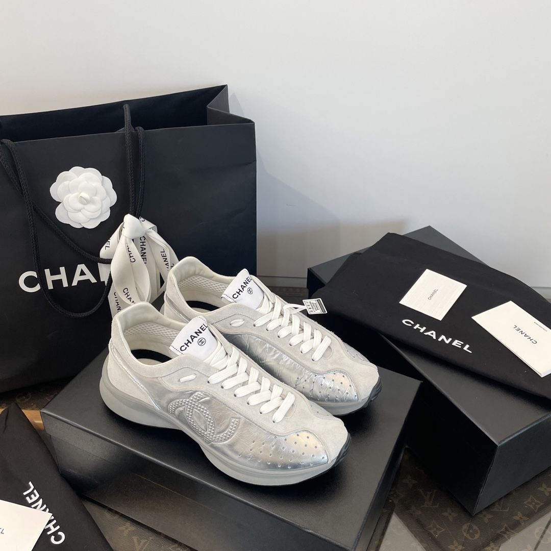 NO:237580,*||Xiaoxiang super soft casual height-enhancing sports shoes [Top purchasing quality of Guanda Factory] Purchase quality ~ no pressure to enter and exit Ultralight and super soft white shoes ~ 3.5cm ultra light and thick sole ~ very elastic and soft ~ great and easy to wear ~ super light and comfortable on the feet ~ strong feeling of stepping on the feet ~ like cotton candy ~ 20,000 steps ~ no tired feet ~ perfect choice for daily wear [Exclusive consistent version material] Exclusive original upper 1:1 customized beige chrome-free soft cowhide surface Customized film slim leather // gray-white beef layer Exclusive original inner 1:1 customized soft beige slim leather soft light gray sheepskin // breathable sandwich mesh fabric Exclusive original 1:1 customized sweat-absorbing lyca cloth injection molding EVA footbed Exclusive original 1:1 developed private touch double-pair TPR sole [sole height about 3.5cm] Those who understand goods will naturally understand ~ the quality of purchasing agents is absolutely different 35, 36, 37, 38, 39, 40, casual shoes/sports shoes, sneakers, cowhide, sheepskin19860909*||小香超软休闲增高运动鞋【莞大厂顶级代购品质】 代购品质～出入无压力 超轻超软小白鞋～3.5cm超轻厚底～很Q彈又軟～巨巨好穿～上脚超级轻便舒适～强烈的踩屎感～脚踩棉花糖一样～暴走两万步～不累脚～日常穿搭的完美选择【独家一致对版材质】 鞋面独家原版1:1定制米白色无铬柔牛皮面 定制贴膜摔纹牛皮//灰白色牛层 内里独家原版1:1定制 柔软米白色羊皮里 柔软浅灰色羊皮里//透气三明治网布 垫脚独家原版1:1定制吸汗莱卡布注塑EVA脚床 大底独家原版1:1开发私摸双拼TPR大底【底高3.5cm左右】 懂货的自然懂～代购品质绝对完全不一样 35、36、37、38、39、40,休闲鞋/运动鞋,sneakers,cowhide,sheepskin,Women's Shoes