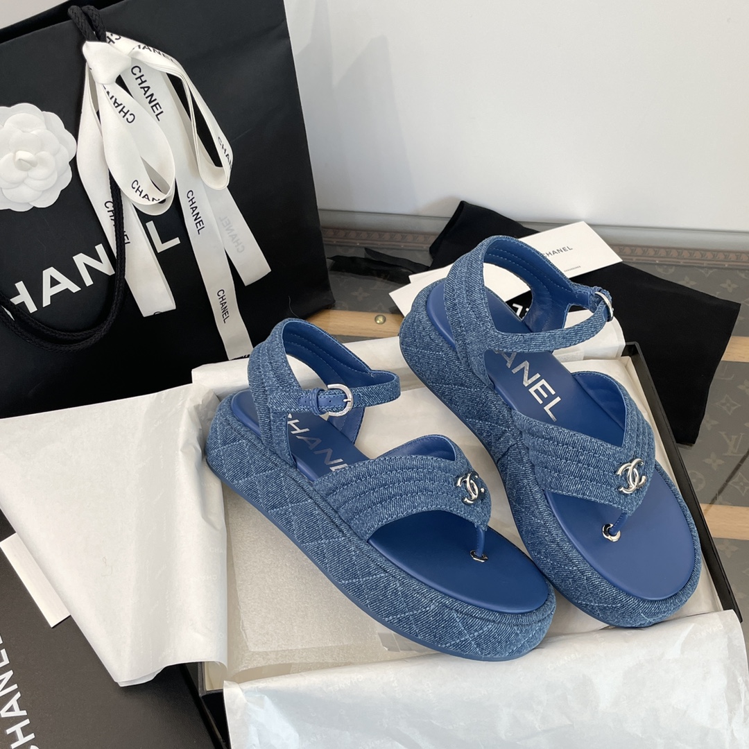 NO:234101,Purchase grade *||Xiaoxiang spring and summer footed denim blue thick-soled sandals [high-end top quality of Guanda Factory] Silver double C, very feel refreshing denim color ~ very high-end ~ really beautiful ~ 4.5cm thick sole increases in seconds ~ N times better than the real thing ~ super slim and white ~ daily travel in summer ~ of course it is beautiful... Exclusive original 1:1 custom imported denim, inner lining/foot pad mixed breed sheepskin inner lining foot cushion gold font, clear, uniform and complete ~ full of three-dimensional feeling ~ clear and detailed and natural!  !  Exclusive original outsole 1:1 developed private model TPU outsole [sole height is about 4.5cm] Different from market currency ~ high-end quality is absolutely different: 35, 36, 37, 38, 39, 40, sandals, sandals, sheepskin19860909代购级 *||小香春夏夹脚牛仔蓝厚底凉鞋【莞大厂高端顶级品质】 银色双C 好有感觉 清爽的牛仔布配色～非常高级～真的太美了～4.5cm厚底秒增高～上脚比实物好看N倍～超级显瘦显白～夏天日常出行～当然得美美哒… 鞋面独家原版1:1定制进口牛仔布 内里/垫脚混种羊皮内里垫脚烫金字体 清晰均匀完整～立体感十足～清晰细致很自然！！ 大底独家原版1:1开发私模TPU大底【底高4.5cm左右】 区别市场通货～高端品质绝对不一样 : 35、36、37、38、39、40,凉鞋,sandals,sheepskin,Women's Shoes