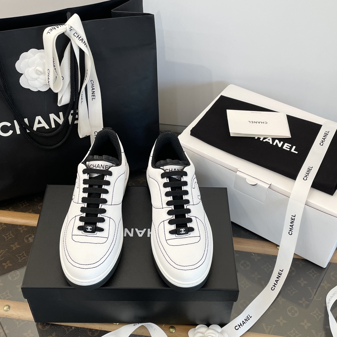 NO:237537,*||Xiaoxiang black and white cloth double C casual sports shoes [High-end purchasing quality of Guanda Factory] Purchase quality ~ no pressure to enter and exit 25C latest panda comic style ~ black line double C lines ~ beautiful ~ simple and high-end dressing style ~ more advanced texture!  !  3cm thick sole is very light ~ The actual foot is high-end and beautiful ~ It is very comfortable to wear ~ Super comfortable ~ Everyday super versatile [Exclusive consistent version material] ① Exclusive original version of the upper 1:1 customized high polyester cloth special process waterproof film (3D computer embroidery pattern) is easy to manage ~ not the kind of ordinary canvas shoes ① The upper black calfskin inner sandwich mesh cloth mixed-bred sheepskin ~ sweat-absorbing and breathable comfort footbrush sweat-absorbing lyka cloth injection molding EVA footbed out sole 25 new exclusive original 1:1 developed private mold dual-color TPU with sole [sole height about 3cm] Those who know the goods naturally understand. A pair of high-end diamond socks are included with all shoes: 35, 36, 37, 38, 39, 40, casual shoes/sports shoes, sneakers, cowhide, sheepskin, socks19860909*||小香黑白布面双C 休闲运动板鞋【莞大厂高端代购品质】 代购品质～出入无压力 25C最新熊猫漫画风格～黑线双C 线条～美爆了～简约高级穿搭风～质感更高级了！！ 3cm厚底非常轻盈～实物上脚贼高级又好看～巨好穿～超级舒服～日常超级百搭【独家一致对版材质】 ①鞋面独家原版1:1定制高涤布特殊工艺防水膜（3D电脑刺绣图案）很好打理～不是那种普通帆布鞋 ①鞋面黑色小牛皮 内里三明治网布混种羊皮～吸汗透气舒适 垫脚吸汗莱卡布注塑EVA脚床 大底25全新独家原版1:1开发私模双色TPU带大底【底高3cm左右】 懂货的自然懂 随鞋全部多附赠一双高级钻石袜子 : 35、36、37、38、39、40,休闲鞋/运动鞋,sneakers,cowhide,sheepskin,socks,Women's Shoes