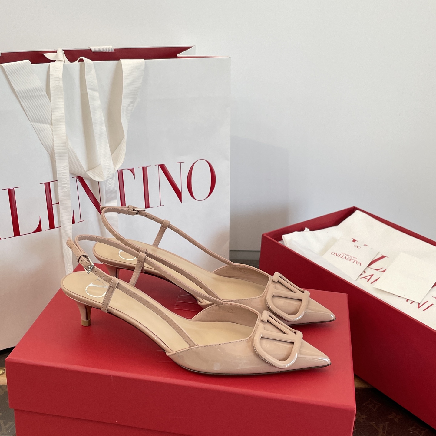 NO:249748,High-version Warren buckle pointed-toe lace-up sandals (4cm cat heel style) [Top purchasing quality of Guanda Factory] Purchase quality ~ no pressure to enter and exit 4cm kitten heel ~ great to wear ~ very stable to walk ~ very easy to control!  !  Gentle and sweet ~ full of femininity ~ gentle temperament ~ so beautiful that it is aphasia!  !  It looks super white on your feet~ Daily commuting dates~ Sexy and elegant~ It looks good in shape and comfortable~ The aura is hard to grasp, huge and high-end, and beautiful. Different from market currency~ The quality of purchasing agents is absolutely different 34, 35, 36, 37, 38, 39, 40, [34.40 Customization without any problem, no return and exchange], sandals, valentino, sandals19860909高版本 华伦扣尖头后系带凉鞋（4cm猫跟款）【莞大厂顶级代购品质】 代购品质～出入无压力 4cm小猫跟～巨好穿～走路特别稳～非常好驾驭！！ 温婉甜美～女人味满满～温柔气质～美到失语！！ 上脚超级显白～日常通勤小约会～性感优雅～又显身材又舒服～气场狠狠拿捏、巨高级、绝美 区别市场通货～代购品质绝对完全不一样 34、35、36、37、38、39、40、【34.40定制无问题不退换】,凉鞋,valentino,sandals,Women's Shoes