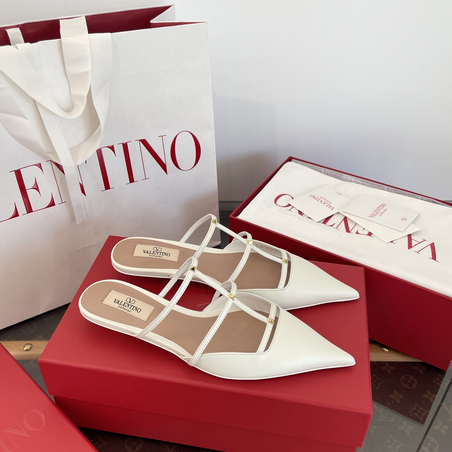 NO:250447,High-version Warren pointed toe thin-banded Muller semi-sandals (2cm kitten heel) [Top purchasing quality of Guanda Factory] Purchase quality ~ no pressure to enter and exit. The small pointed toe is so beautiful ~ The thin strap   platinum-plated mini rivets are perfectly combined!  !  The 2cm little kitten heel~ very stable~ I just kicked it out!  !  Super white on the feet, sexy, elegant and comfortable ~ Daily commuting and date ~ Huge high-end, beautiful, different from market currency ~ high quality 34, 35, 36, 37, 38, 39, 40, [34.40 Customization without problems, no return and exchange], single shoes, valentino, sandals19860909高版本 华伦尖头细带穆勒半拖凉鞋（2cm小猫跟款） 【莞大厂顶级代购品质】 代购品质～出入无压力 小尖头太美了～细细的带子 镀铂迷你铆钉完美结合！！ 2cm小小猫跟～非常稳健～随意一脚蹬就出门了！！ 上脚超级显白～性感优雅又舒服～日常通勤约会～巨高级 绝美 区别市场通货～高品质绝对完全不一样 34、35、36、37、38、39、40、【34.40定制无问题不退换】,单鞋,valentino,sandals,Women's Shoes