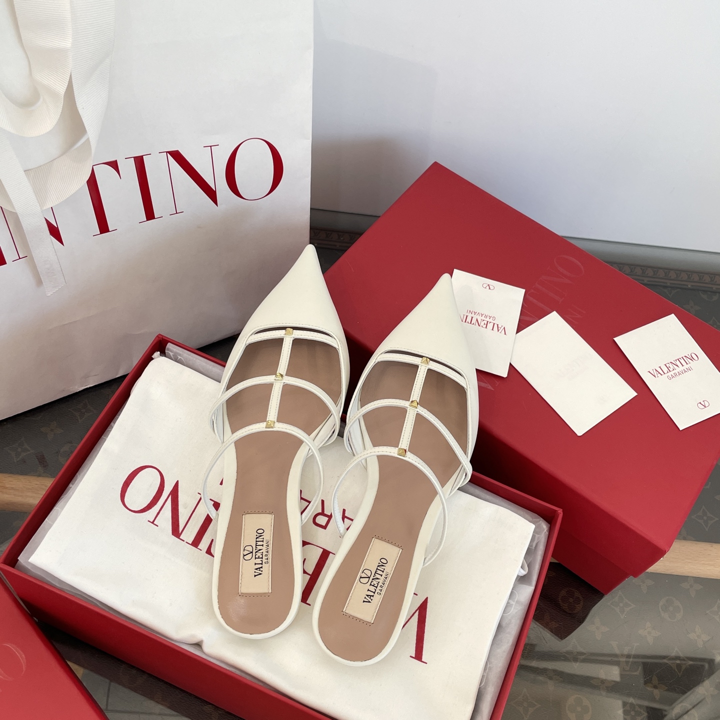 NO:250454,2cm small cat heel ~ steadily flying. The round heel is ~ It looks very feminine like a small high heel ~ It is full of design sense!  !  , single shoes198609092cm小小微猫跟～稳步如飞 小鞋跟圆圆的形状～像小高跟就很女人味～设计感满分！！,单鞋,Women's Shoes