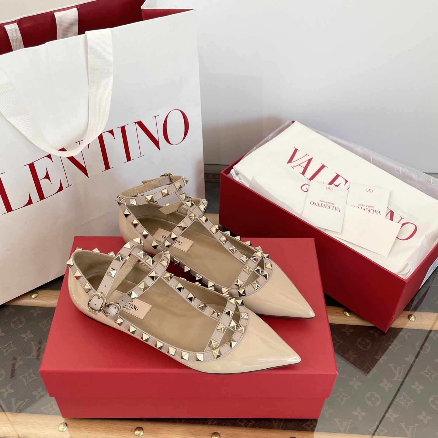 NO:250528,High-version Warren 2-ring patent leather style, rivet pointed toe flat-sole shoes [Top purchasing quality of Guanda Factory] Purchase quality ~ no pressure to enter and exit, perfect combination of pointed toe   rivet embellishment!  !  The second ring strap is visually lengthened the leg lines, which highlights the ankle very thin!  !  Super comfortable to wear ~ Daily commuting and dates show your temperament ~ Huge high-end beauty Different from market currency ~ High quality is absolutely different 34, 35, 36, 37, 38, 39, 40, [34.40 Customization without problems, no return and exchange], single shoes, valentino19860909高版本 华伦二环漆皮款 铆钉尖头平底单鞋 【莞大厂顶级代购品质】 代购品质～出入无压力 尖头 铆钉点缀完美结合！！ 二环绑带～视觉上拉长了腿部线条～衬托脚踝很细！！ 上脚超级舒适～日常通勤约会超显气质～巨高级 绝美 区别市场通货～高品质绝对完全不一样 34、35、36、37、38、39、40、【34.40定制无问题不退换】,单鞋,valentino,Women's Shoes