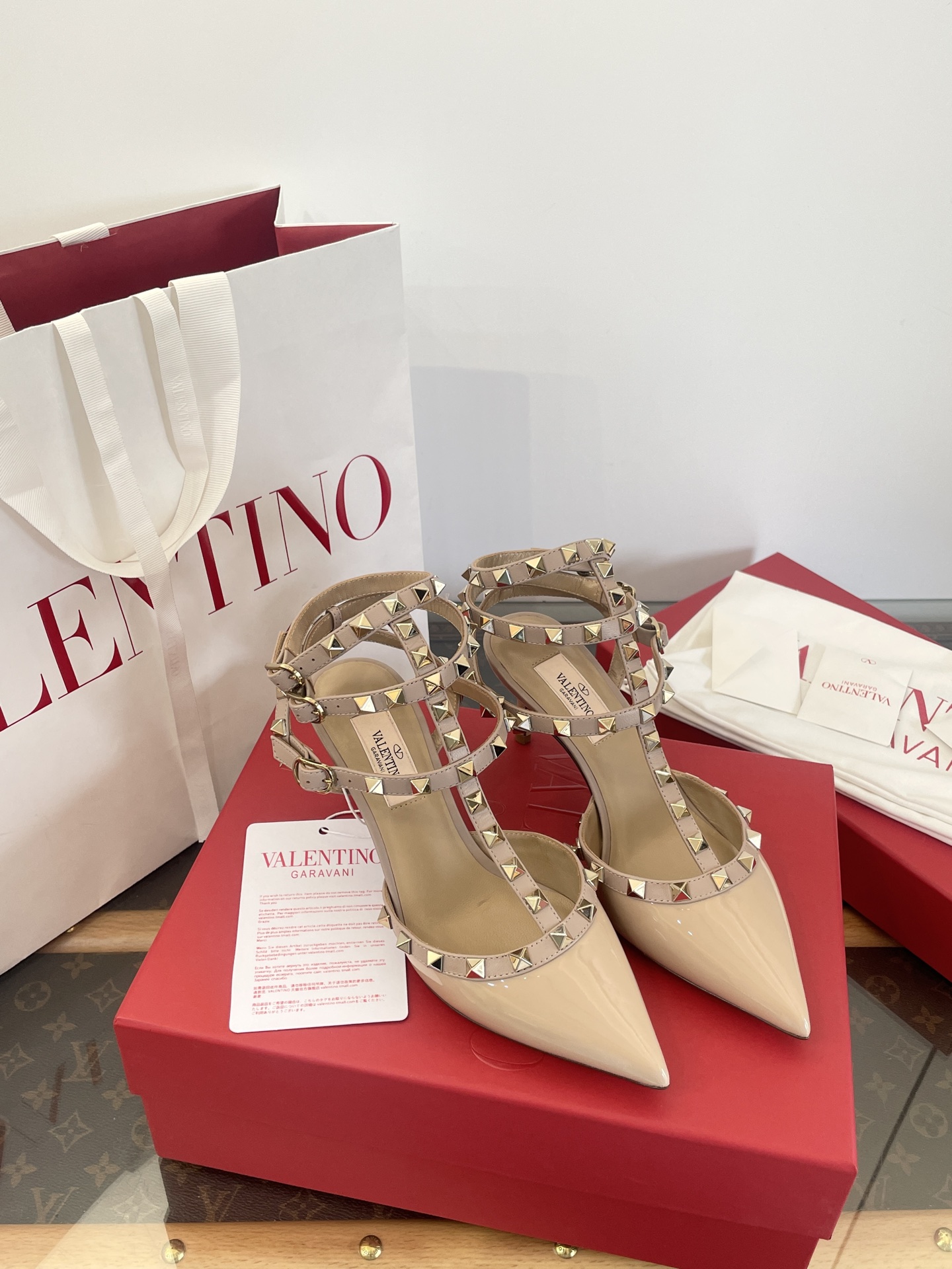 NO:250498,High-version Warren 6.5cm three-ring strap patent leather rivet pointed high heels [Top purchasing quality of Guanda Factory] Purchase quality ~ no pressure to enter and exit. The pointy toe   rivet embellishment is perfectly combined!  A pure and lustful god of war ~ full of femininity ~ gentle temperament!  So beautiful that it is aphasia!  6.5cm high heels~ Walk very steadily~ almost perfect height!  !  Three-ring straps~ Instantly lengthen the leg lines~ Daily commuting and small dates~ Sexy and elegant~ Fully open the aura~ The temperament is very high-end and beautiful. Different from market currency~ The high quality is absolutely different 34, 35, 36, 37, 38, 39, 40, [34.40 Customization, no problem, no return and exchange], high heels, valentino, high heels19860909高版本 华伦 6.5cm三环绑带漆皮款 铆钉尖头高跟鞋 【莞大厂顶级代购品质】 代购品质～出入无压力 尖头 铆钉点缀完美结合！ 妥妥的纯欲战神～女人味满满～温柔气质！美到失语！ 6.5cm高跟～走路特别稳～近乎完美的高度！！ 三环绑带～瞬间拉长了腿部线条～日常通勤小约会～性感优雅～气场全开～妥妥气质御姐巨高级、绝美 区别市场通货～高品质绝对完全不一样 34、35、36、37、38、39、40、【34.40定制无问题不退换】,高跟鞋,valentino,high heels,Women's Shoes