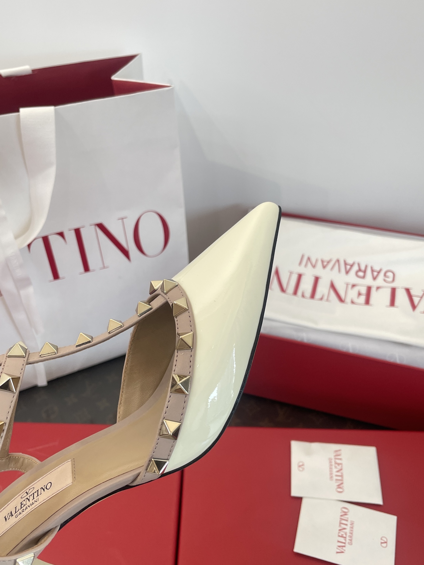 NO:250503,Exquisite arc-three-ring rivet straps wrap around the naked part of the feet, visually lengthening the lines of the calf, highlighting the slenderness of the bare feet, making the feet look very slender!  ,high heels19860909精美弧形_三环铆钉绑带 环绕在脚裸处～视觉上拉长了小腿线条～更凸显脚裸纤细～显得脚很 很修长！,高跟鞋,high heels,Women's Shoes