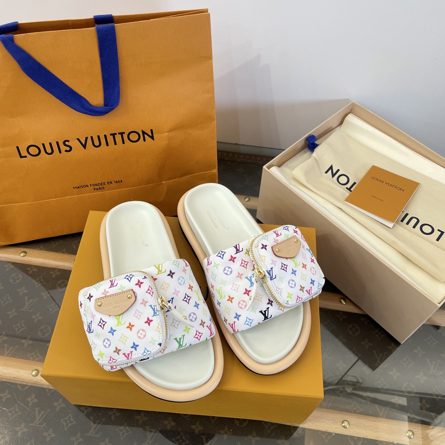 LOUIS VUITTON sandales chaussons à semelle épaisse avec bride imprimée et fermeture velcro, semelle en mousse 5 cm