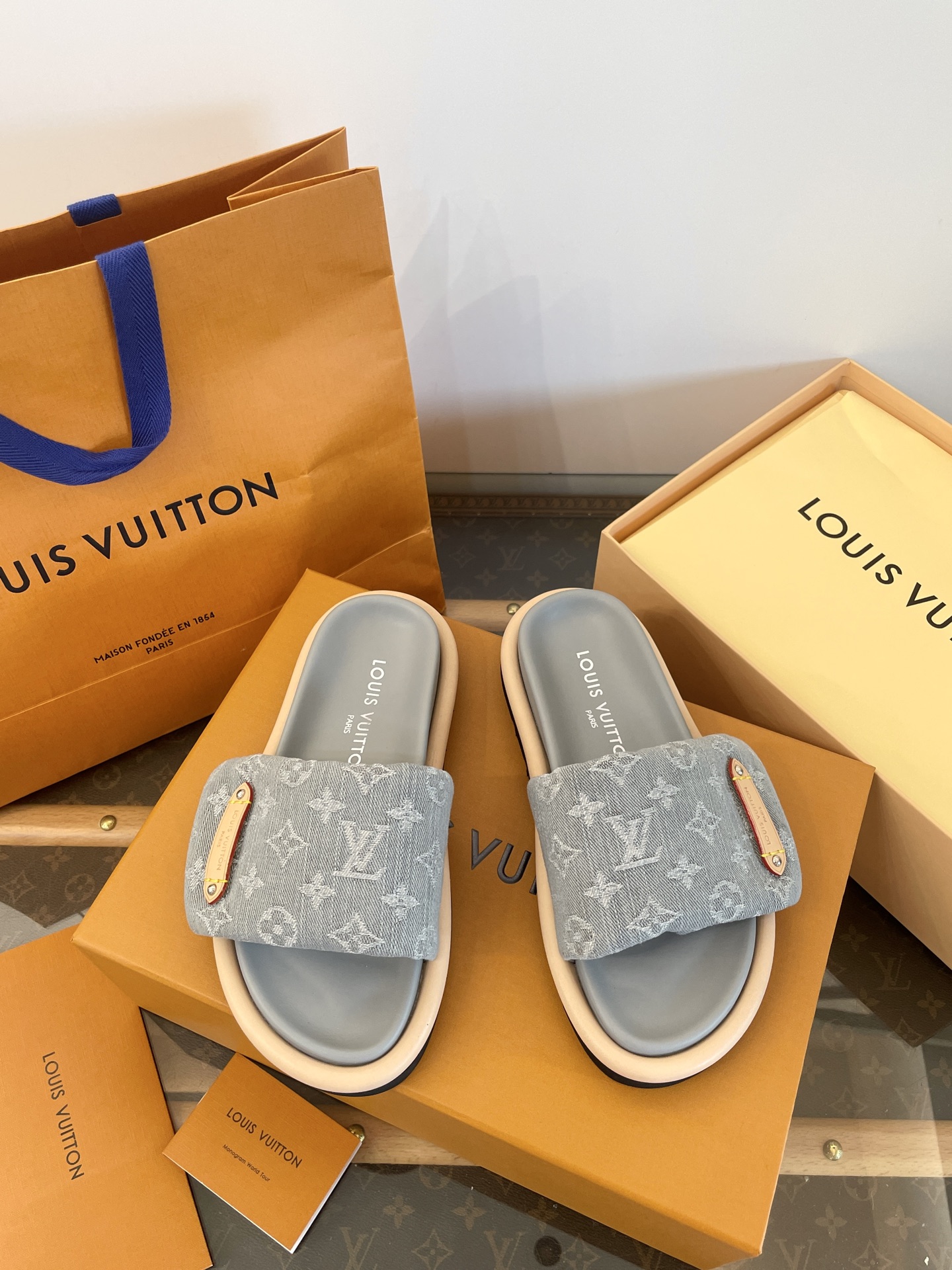 LOUIS VUITTON sandales chaussons épaisses à bandes imprimées, fermeture velcro, semelle mousse 5 cm