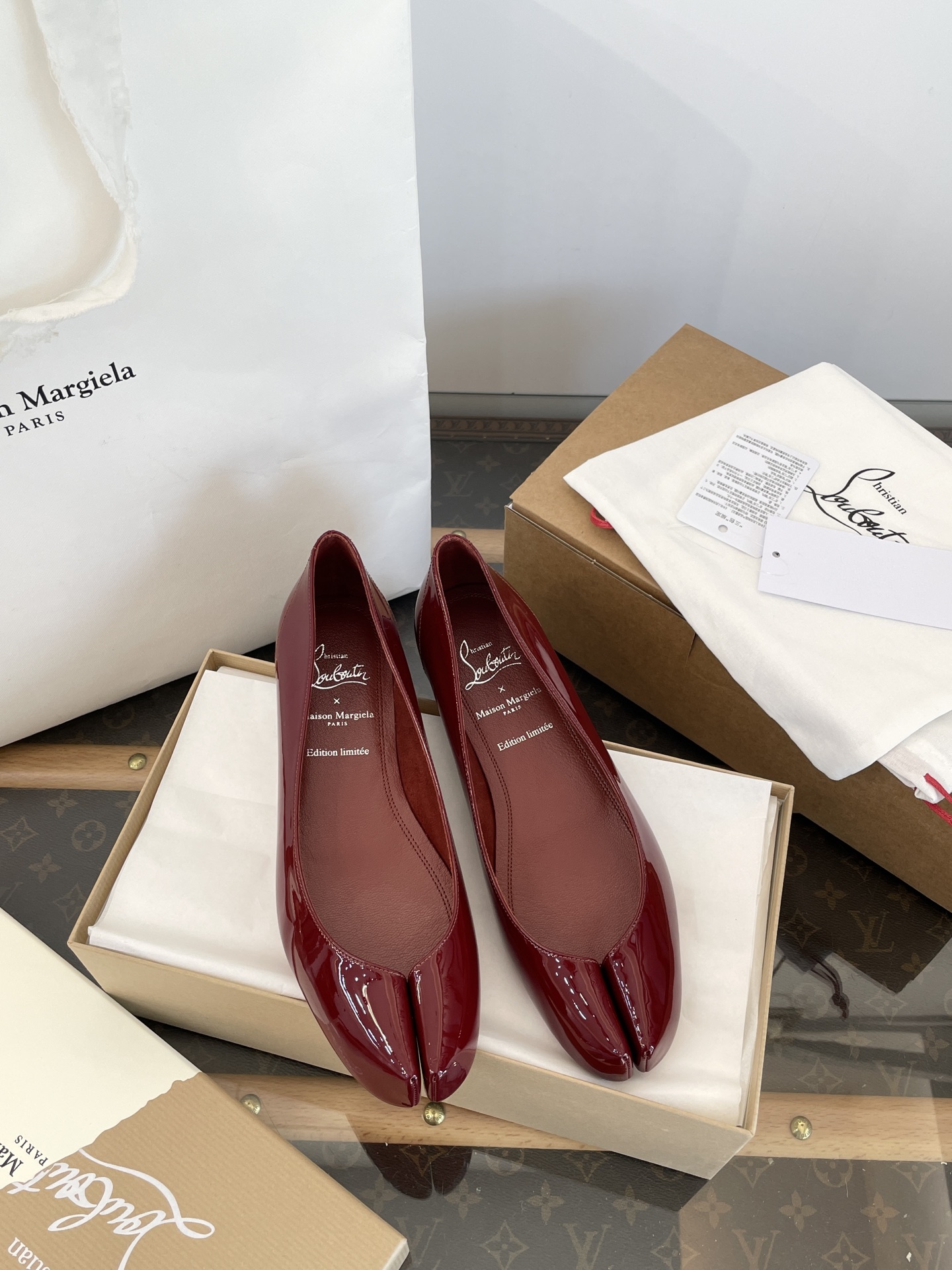 NO:263598,Production from Dongguan * *Majira co-branded flat patent leather split-toe ballet shoes [high-end top quality of Guandao factory] Purchase quality ~ no pressure to enter and exit Majira red-soled shoes are elegant and sweet ~ The appearance is comfortable and beautiful so that it is aphasia!  !  Wearing big and soft feet, fashionable and fashionable, full of fashion, invincible and versatile, casual outfits are very high-end, super temperament, different from market currency, the quality of purchasing grade is absolutely different 35, 36, 37, 38, 39, 40, single shoes, christian louboutin,masion margiela19860909莞产 * *马吉拉联名款平底漆皮分趾芭蕾鞋【莞大厂高端顶级品质】 代购品质～出入无压力 马吉拉 红底鞋联名分趾鞋优雅又甜美～ 颜值舒适度美到失语！！ 上脚巨软巨好穿～时髦洋气～时尚感拉满～无敌百搭～随便穿搭就很高级～超显气质 区别市场通货～代购级品质绝对不一样 35、36、37、38、39、40,单鞋,christian louboutin,masion margiela,Women's Shoes