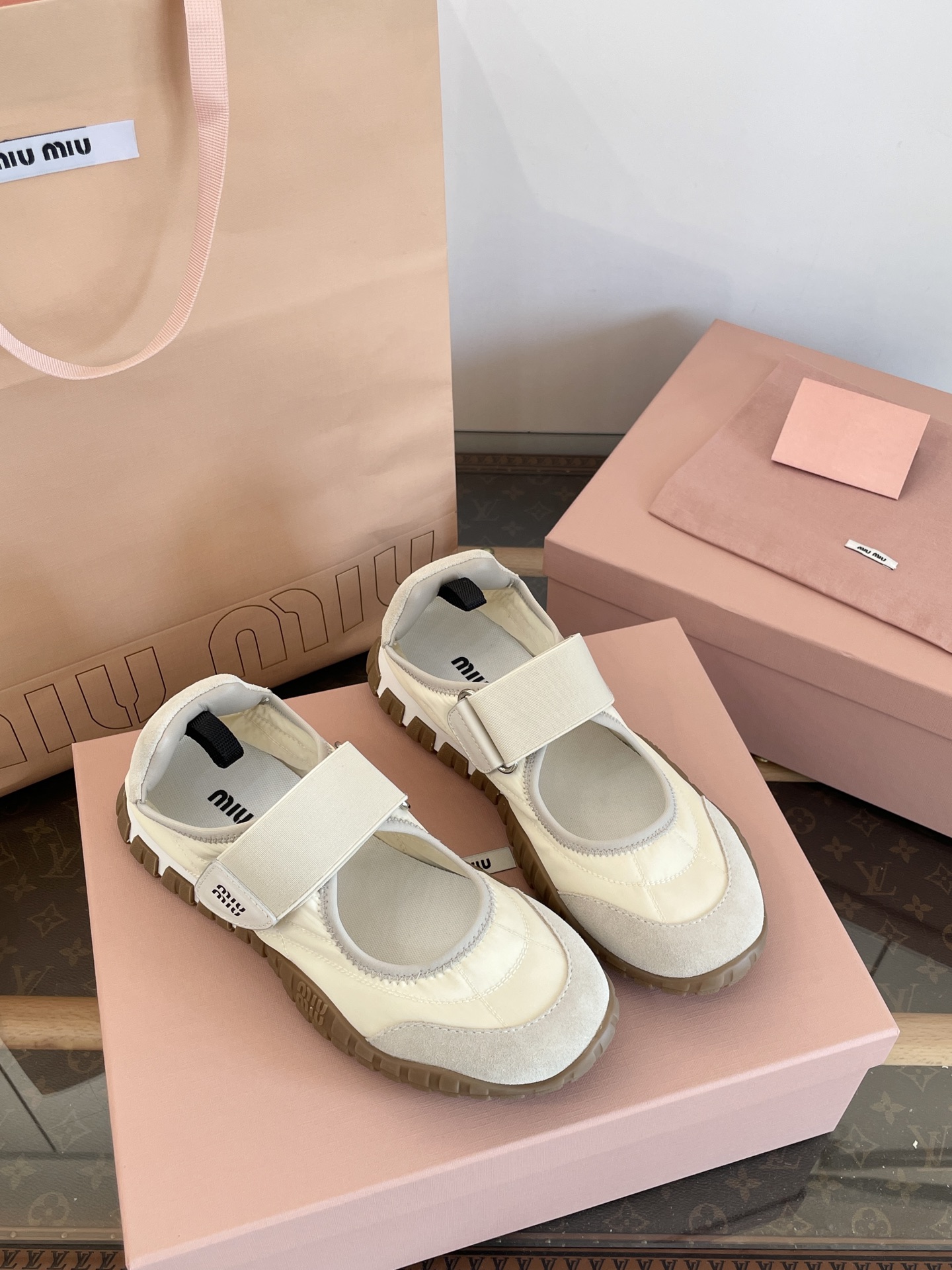 Miu Miu sneakers Mary Jane à velcro semelle épaisse blanc cassé