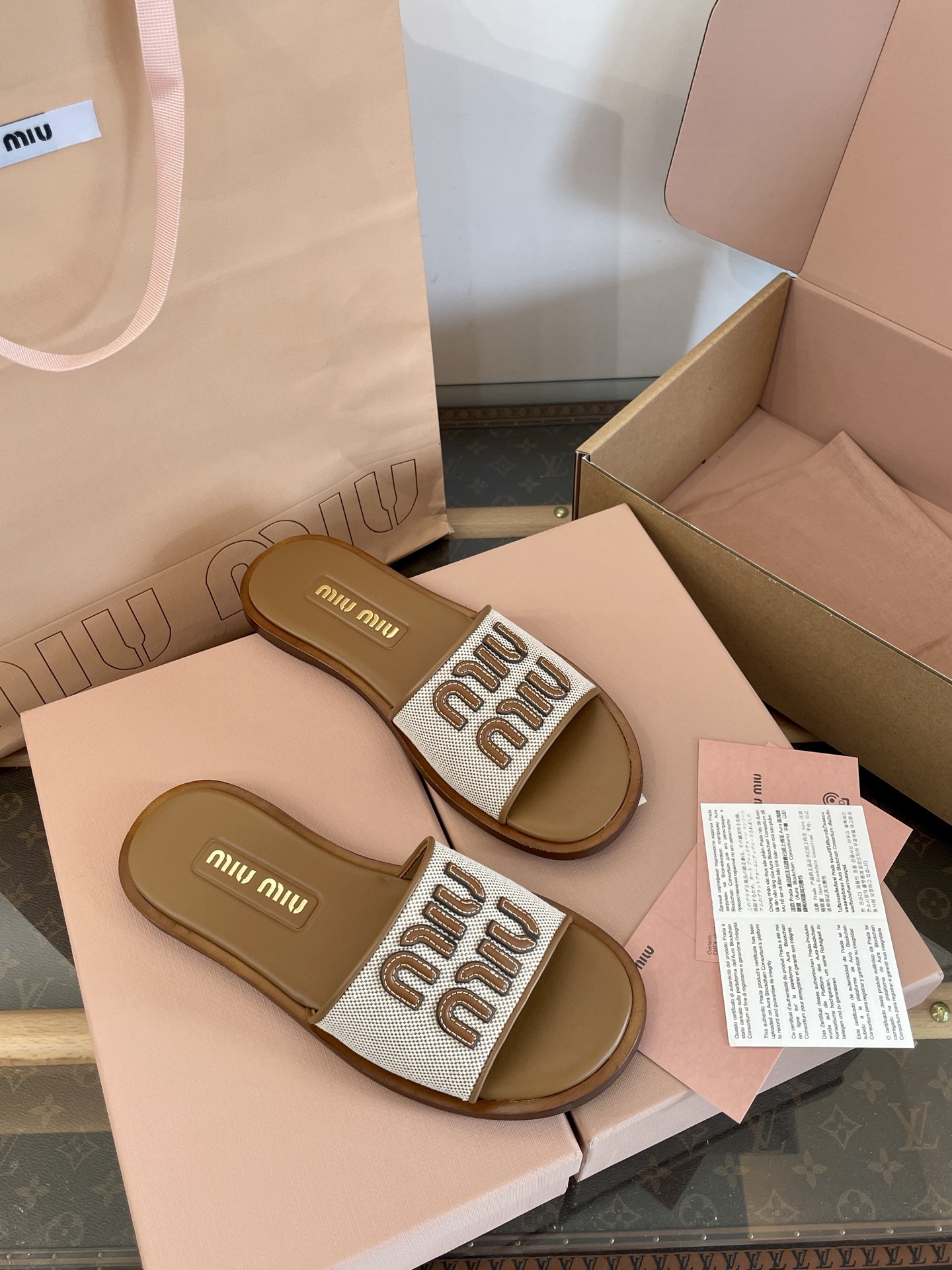 Miu Miu Miu Miu tressé logo lettres sandales plates marron crème