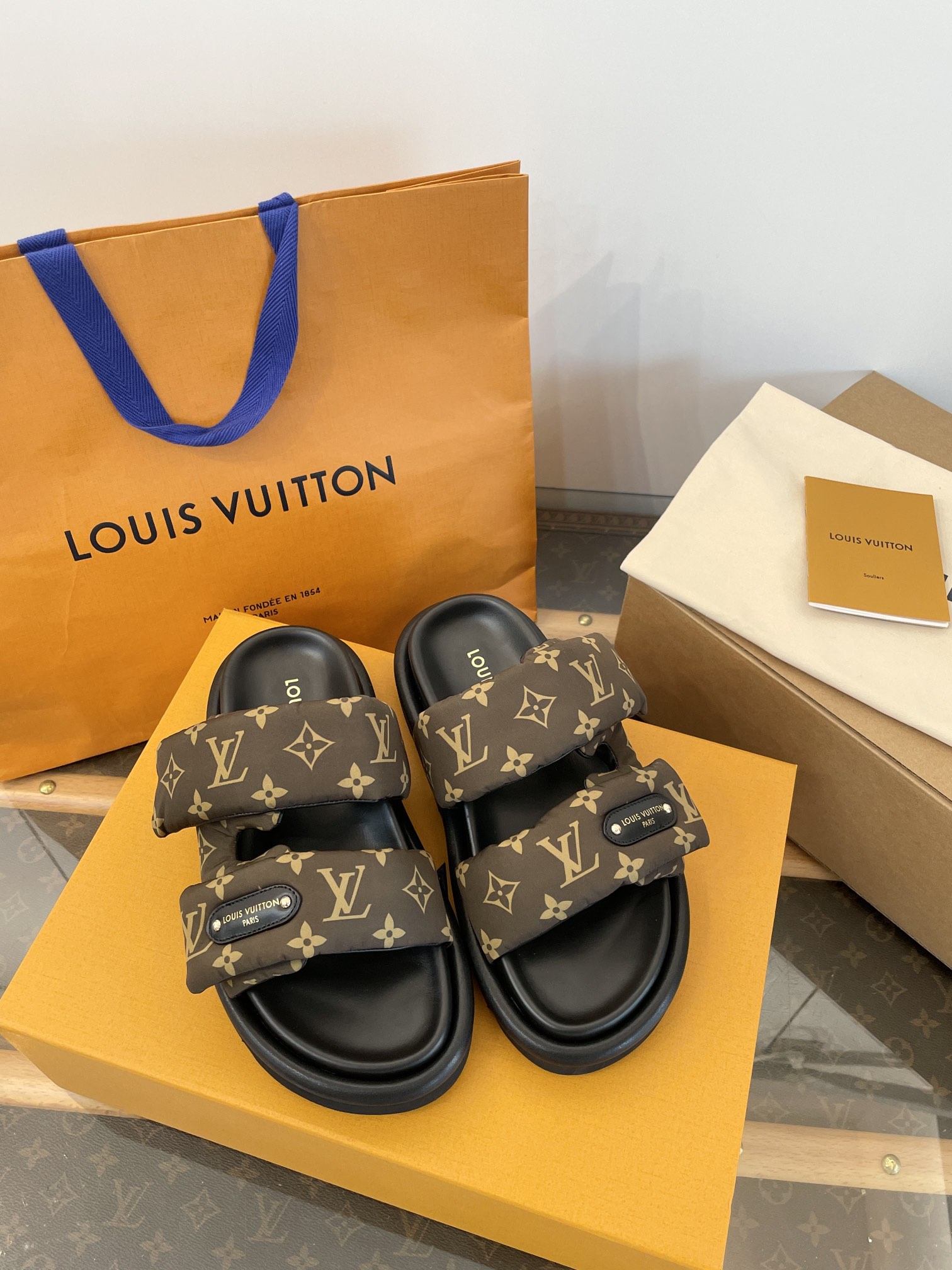 LOUIS VUITTON sandales chaussons épaisses à bandes imprimées, fermeture velcro, semelle mousse 5 cm