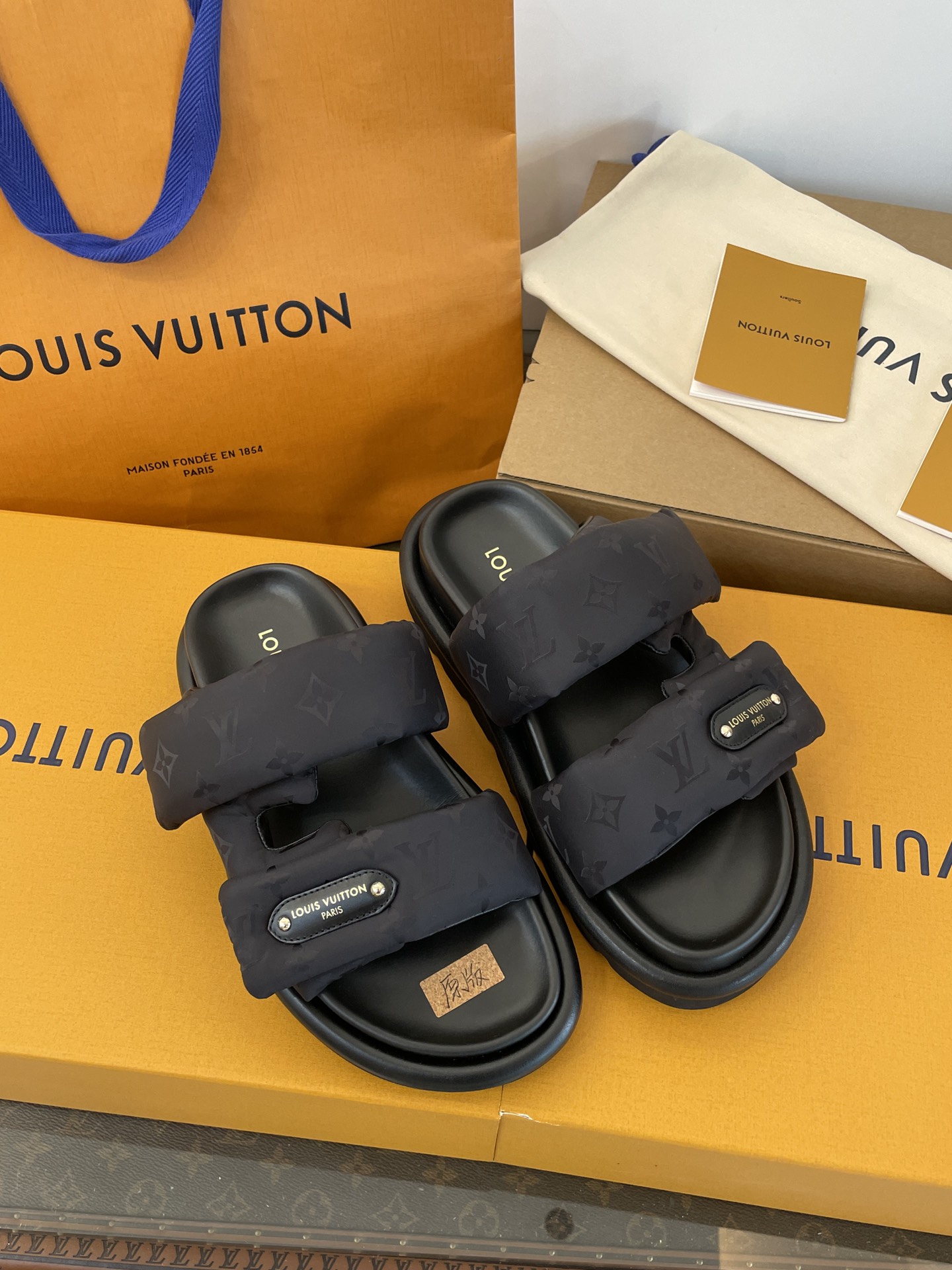 LOUIS VUITTON sandales chaussons à bride imprimée, fermeture velcro, semelle épaisse 5cm en mousse