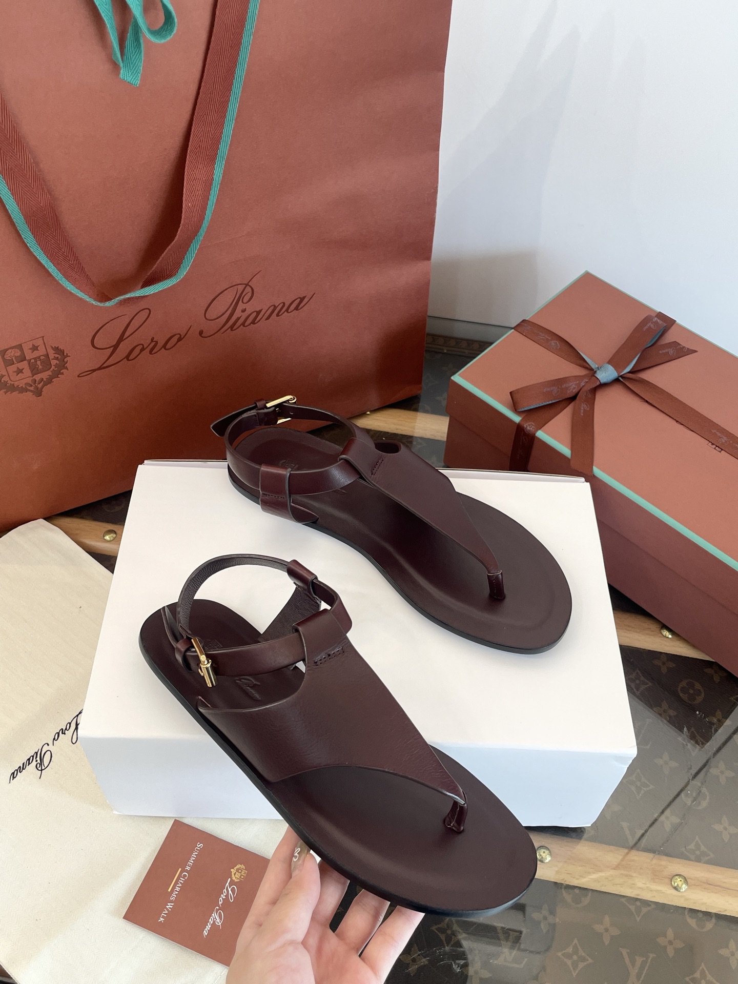 Loro Piana Sandales Romaines en Cuir Bourgogne avec Bride Réglable