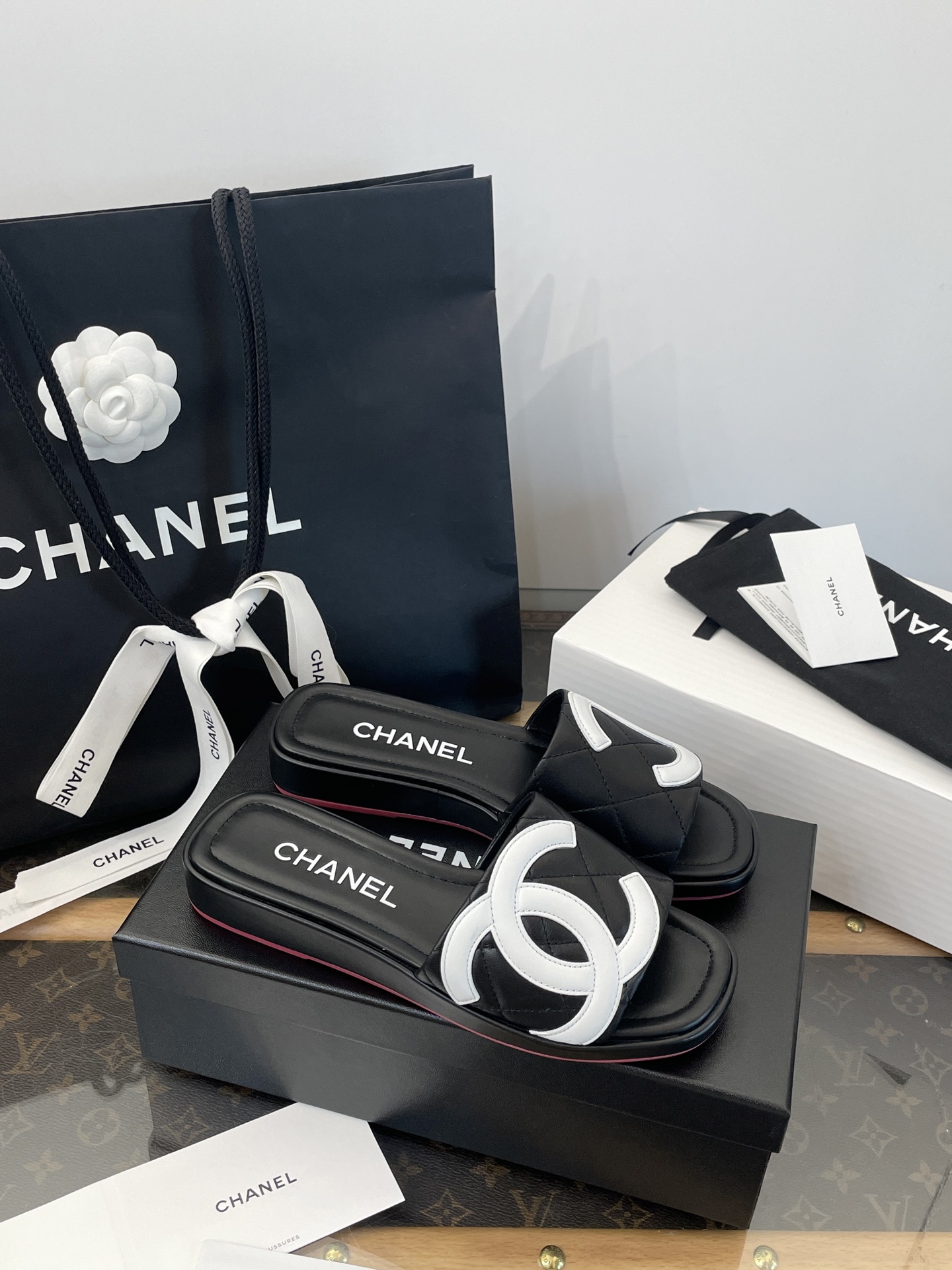 Chanel Sandalen met Groot CC Logo - Stijlvol, Comfortabel & Hoogwaardig