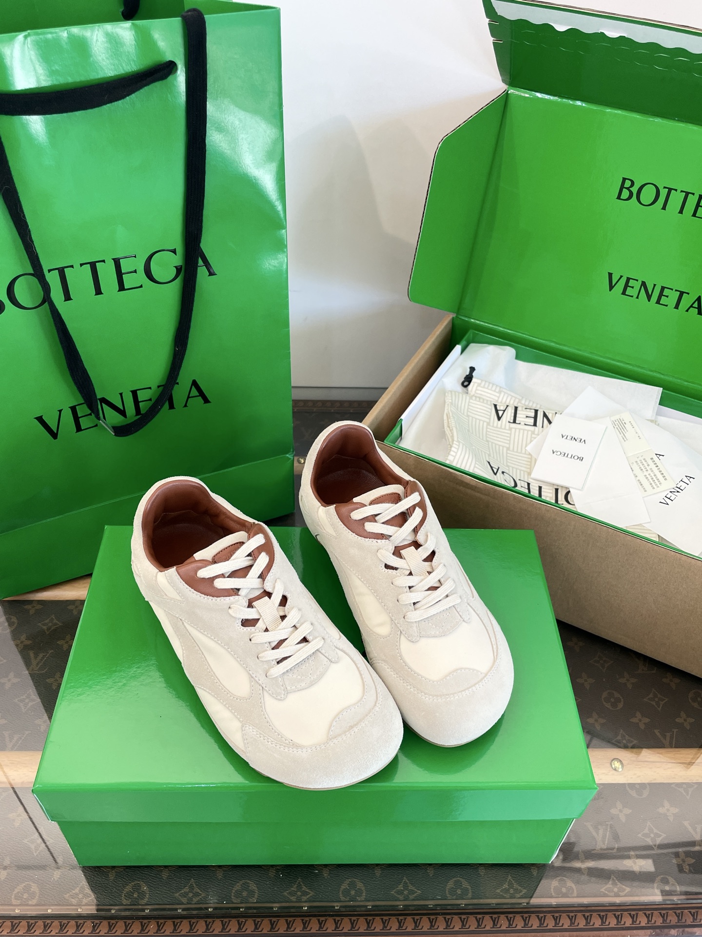 NO:494741,Wan produced *Baodiejia Women's Sports Shoes [High-end Top Quality in Guanda Factory] Forrest Gundo training shoes~Extreme simplicity, invincible appearance, thin and soft shoe body~light and breathable, huge and easy to wear on the feet, huge and comfortable, invincible and versatile, not tired of walking 20,000 steps~ All seasons of the year_Vertical Shoes King Differentiate market currency!  High quality is absolutely different 35, 36, 37, 38, 39, 40, casual shoes/sports shoes, bottega veneta, sneakers19860909莞产 *葆蝶家女士 运动鞋【莞大厂高端顶级品质】 阿甘德训鞋～极致的简约 颜值舒适度无敌 又薄又软的鞋身～轻便透气 上脚巨巨好穿、巨巨舒适、无敌百搭～走两万步都不累脚～一年四季_百搭鞋王 区别市场通货！高品质绝对完全不一样 35、36、37、38、39、40,休闲鞋/运动鞋,bottega veneta,sneakers,Women's Shoes