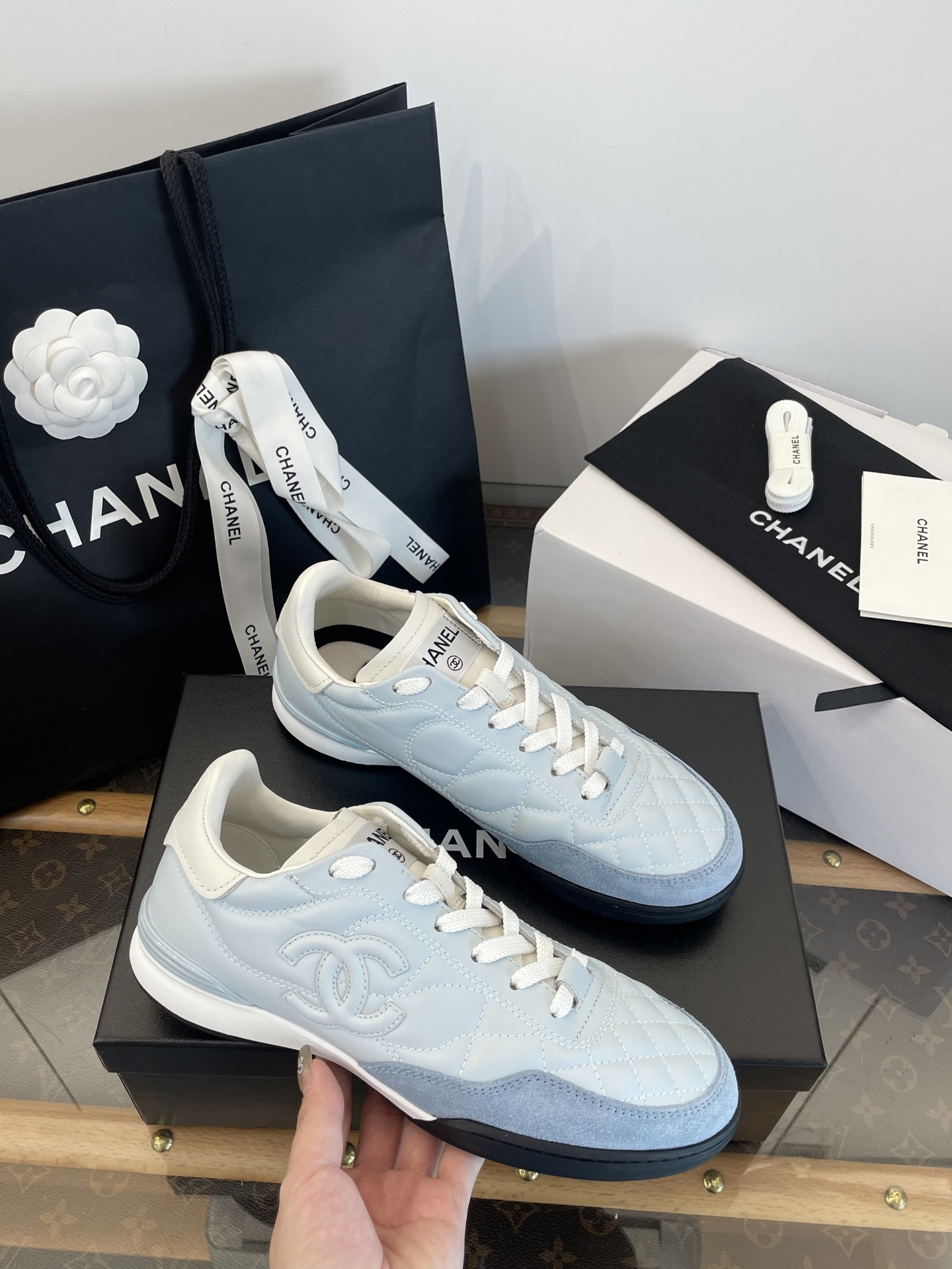 NO:494844,Dongguan *|| Xiaoxiang's latest light blue diamond-shaped double C football shoes [Top purchasing quality of Guanda Factory] Buying quality ~ no pressure to enter and exit the latest color ~ light blue ~ so refreshing ~ so fresh ~ exquisite and fashionable ~ super high-end and textured!  !  Super slim on the feet~very light~soft and comfortable~All year round spring, summer, autumn and winter wear is absolutely perfect. Those who know goods naturally understand. Different from market currency~the quality of top purchasing agents is absolutely different: 35, 36, 37, 38, 39, 40, casual shoes/sports shoes, sneakers19860909莞产 *|| 小香最新浅蓝色菱格纹双C 足球鞋【莞大厂顶级代购品质】 代购品质～出入无压力 最新配色～浅蓝色 好清爽～太清新啦～精致时髦洋气～超级高级有质感！！ 上脚超级显瘦～非常轻盈～柔软舒适～一年四季春夏秋冬穿搭绝绝子 懂货的自然懂 区别市场通货～顶级代购品质绝对不一样 : 35、36、37、38、39、40,休闲鞋/运动鞋,sneakers,Women's Shoes