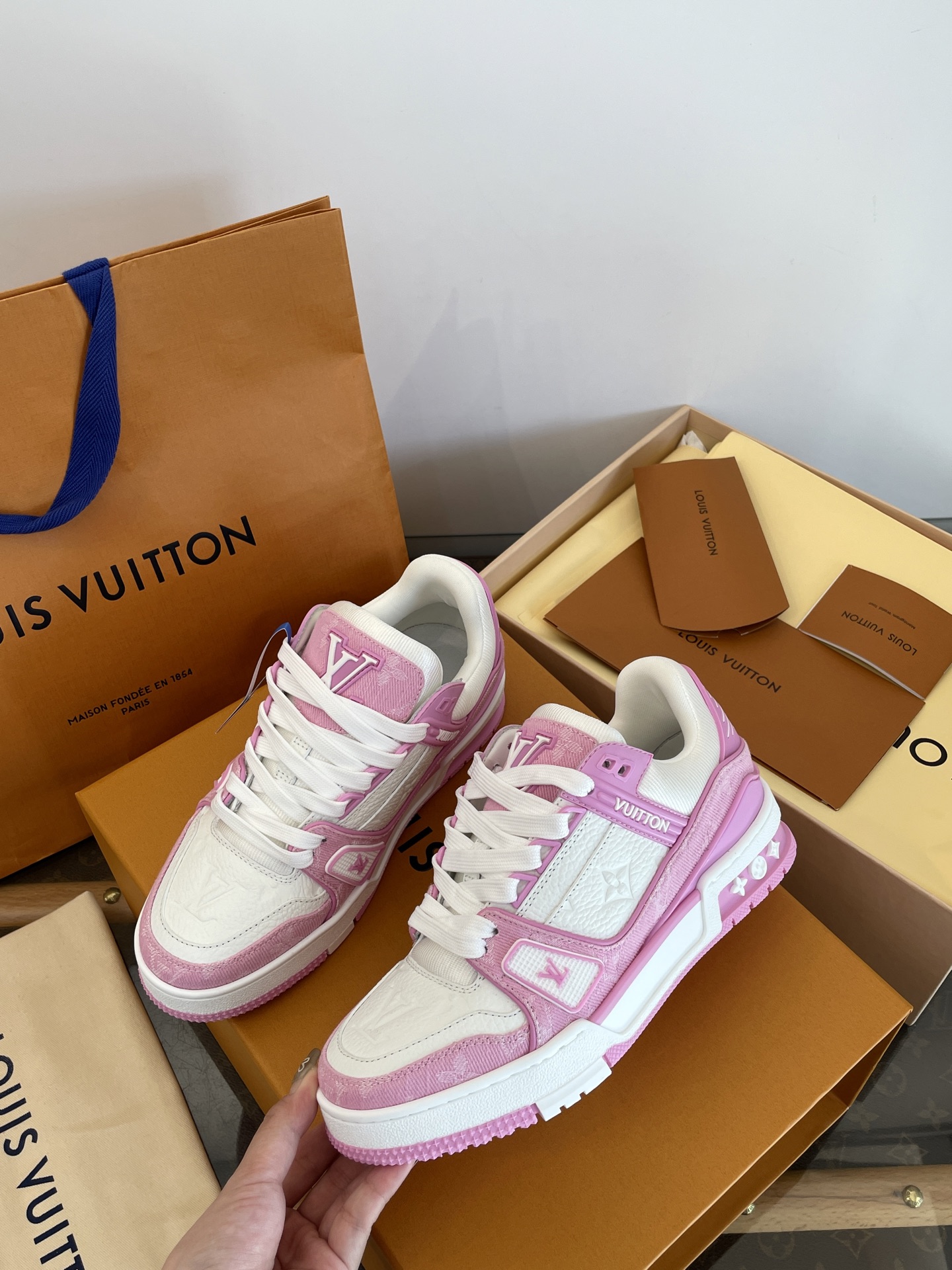 NO:475332,Lujia Brand||2025 denim series new color matching, men and women's sports shoes Trainer 2025 Pink/Beige/Minn Green/~The latest color matching of denim series is too fresh ~ too young ~ The appearance is full ~ so handsome ~ The unexpectedly easy to wear ~ Super versatile versatile ~ No matter what occasion it is, it can be fashionable without exaggeration ~ No matter what occasion it is, it is necessary to wear without gender... Different from market currency ~ The quality of top purchasing agents is absolutely different Women's size 35-39 Men's size 39-45, casual shoes/sneakers, louis vuitton, louis vuitton, sneakers19860909驴家牌||2025牛仔系列新配色 男女同款运动鞋 Trainer 2025 粉色/米色/薄荷绿/～牛仔系列最新配色 太清新了～太少年感啦～颜值拉满～太帅了～意外的好穿～超级百搭万能搭配～无论在什么场合都能时尚而不浮夸～不分男女～无性别穿搭必选…… 区别市场通货～顶级代购品质绝对不一样 女码35-39 男码39-45,休闲鞋/运动鞋,louis vuitton,louis vuitton,sneakers,Women's Shoes