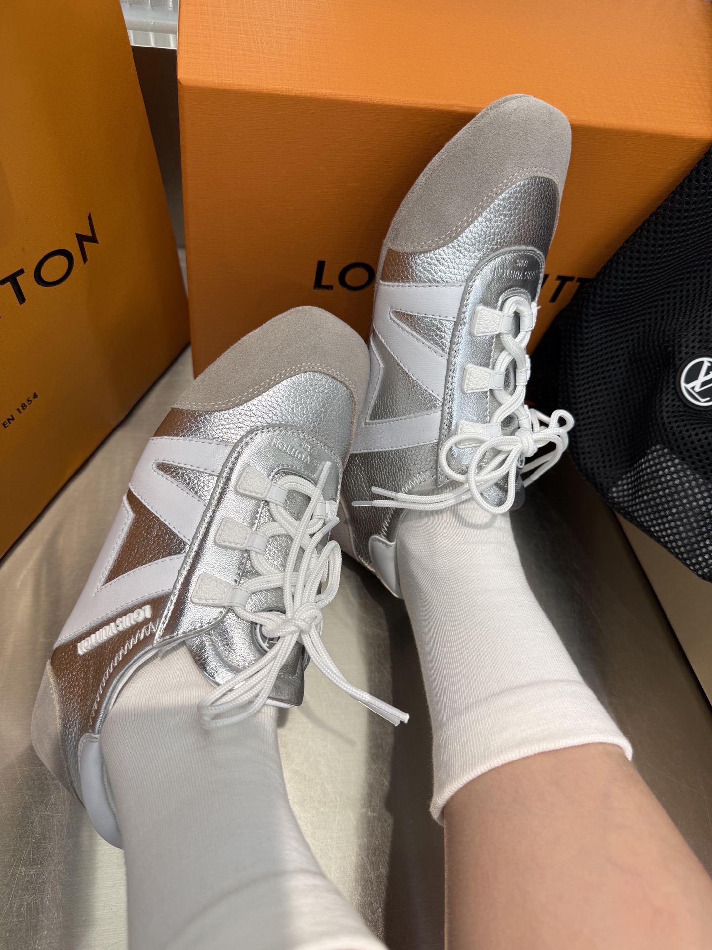 NO:512255,When the wind of thin-soled shoes blows to LV, casual shoes/sports shoes, louis vuitton, sneakers19860909当薄底鞋子的风吹到了LV,休闲鞋/运动鞋,louis vuitton,sneakers,Women's Shoes