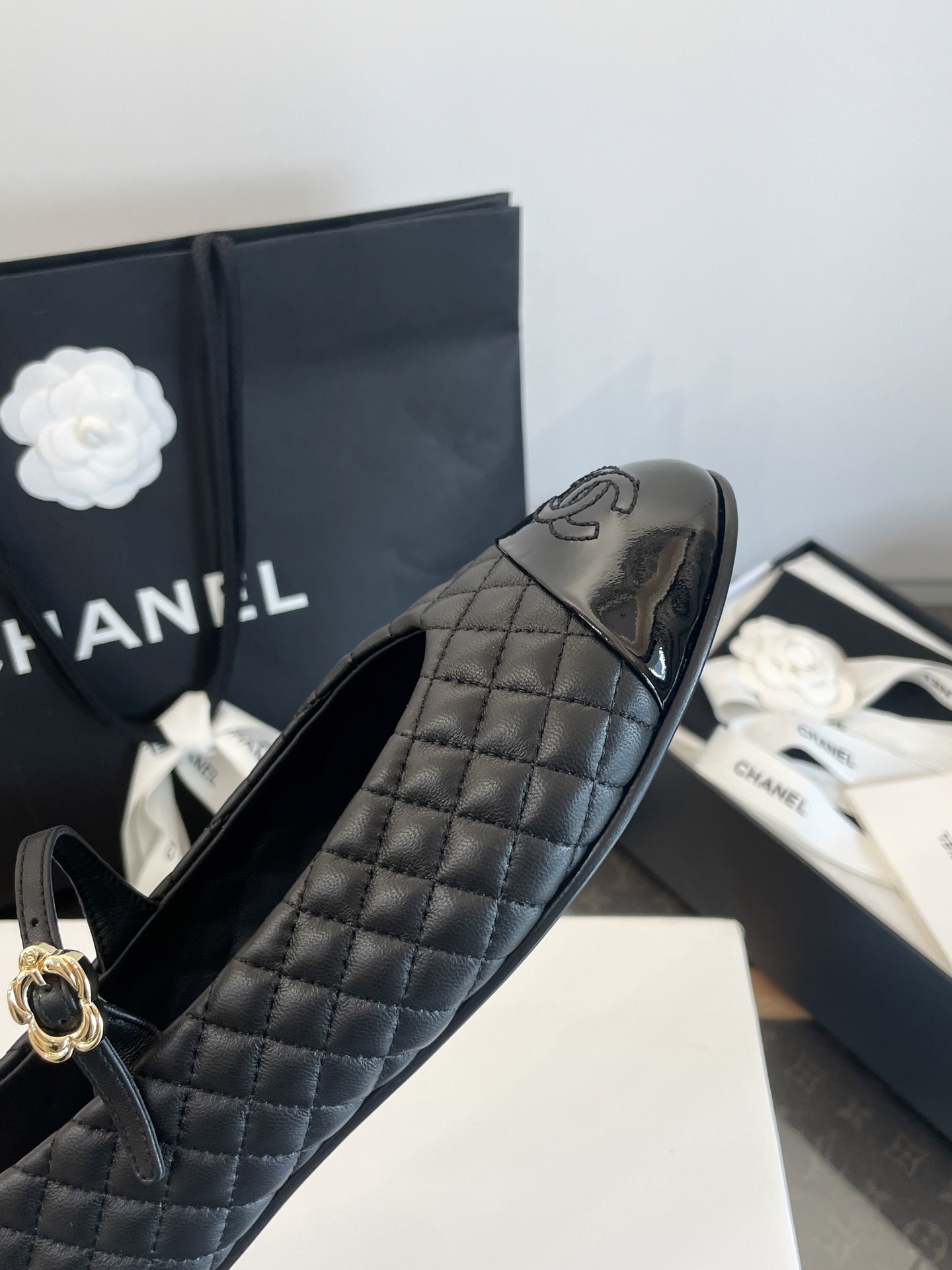 NO:467972,: Details, exclusive original version of the upper, 1:1 customized soft sheepskin + electric embroidered diamond grille, mixed-bred sheepskin lining, medium-skin sheepskin stickers latex + TC cloth, camellia buckle, exclusive original version of 1:1 open mold custom zinc alloy~long-lasting and not softening, exclusive original version of the sole 1:1 customized Italian imported A-grade leather sole, definitely not very ordinary in the market!  !  Those who understand goods will naturally understand ~ the quality of purchasing agents is absolutely different, single shoes, sheepskin, Leather soles19860909: 细节图 鞋面独家原版1:1定制柔软羊皮+电绣菱格 内里混种羊皮里 中皮羊皮贴乳胶+TC布 山茶花饰扣独家原版1:1开模定制锌合金～持久不软化 大底独家原版1:1定制意大利进口A级真皮大底 绝不是市场很普通货！！ 懂货的自然懂～代购品质绝对完全不一样,单鞋,sheepskin,Leather soles,Women's Shoes