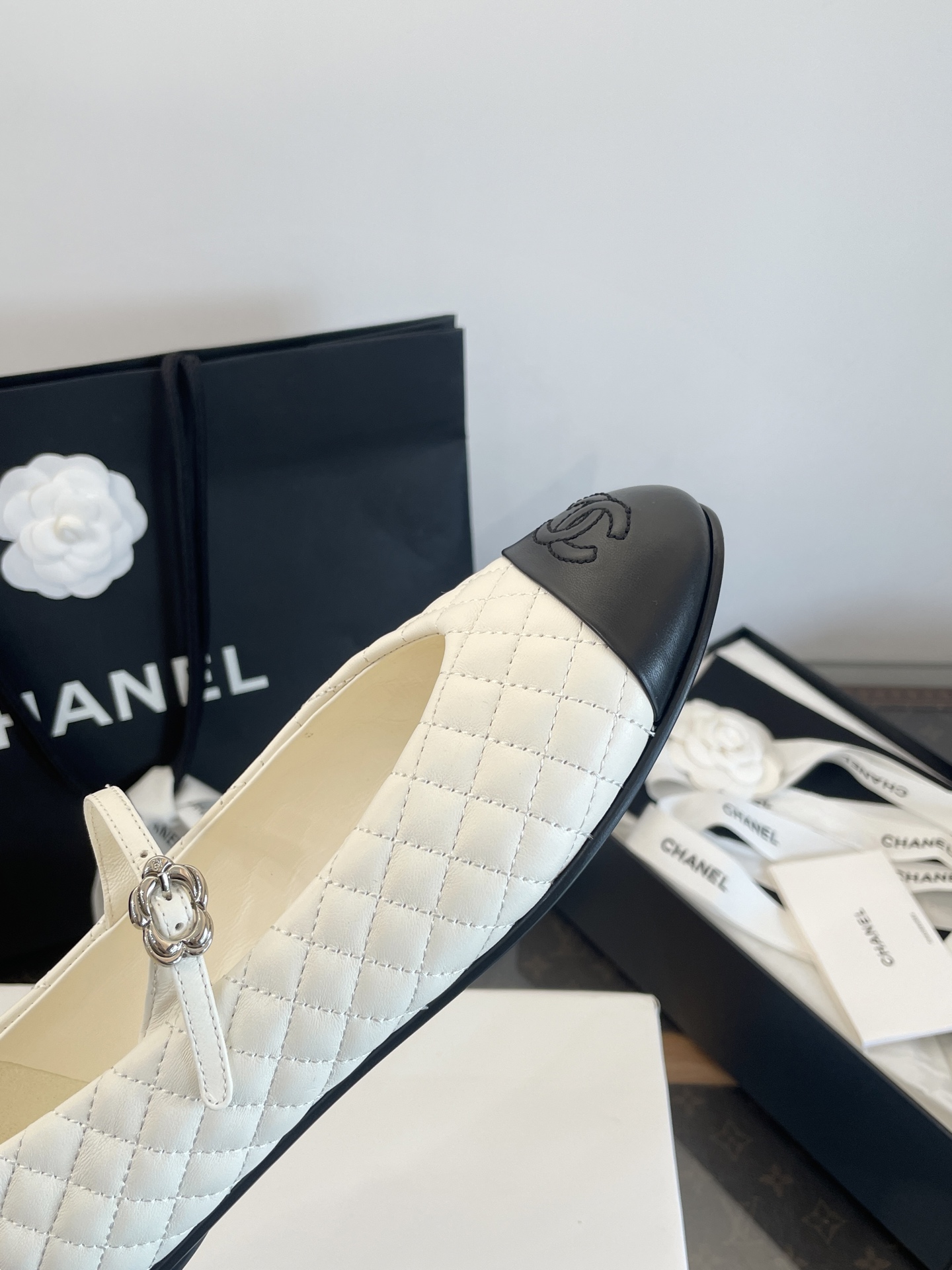 NO:467980,: Details. Every detail is handled very carefully. It is our consistent purpose to make every pair of shoes carefully. Single shoes19860909: 细节图 每个细节都处理得超细致的～用心做好每一对鞋子是我们一贯的宗旨～,单鞋,Women's Shoes