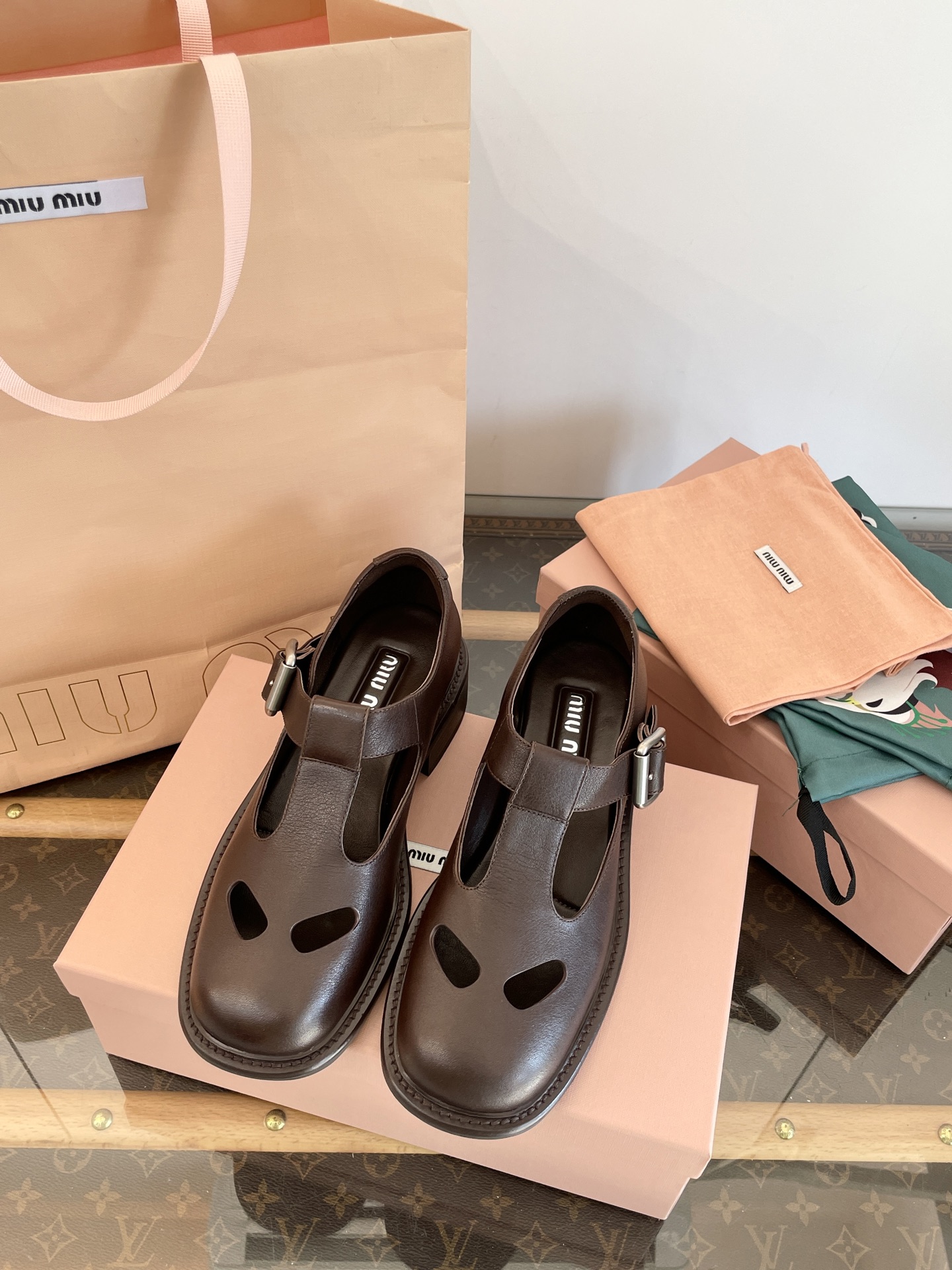 MIU MIU Mary Jane chaussures basses à semelle épaisse, à brides T et découpes