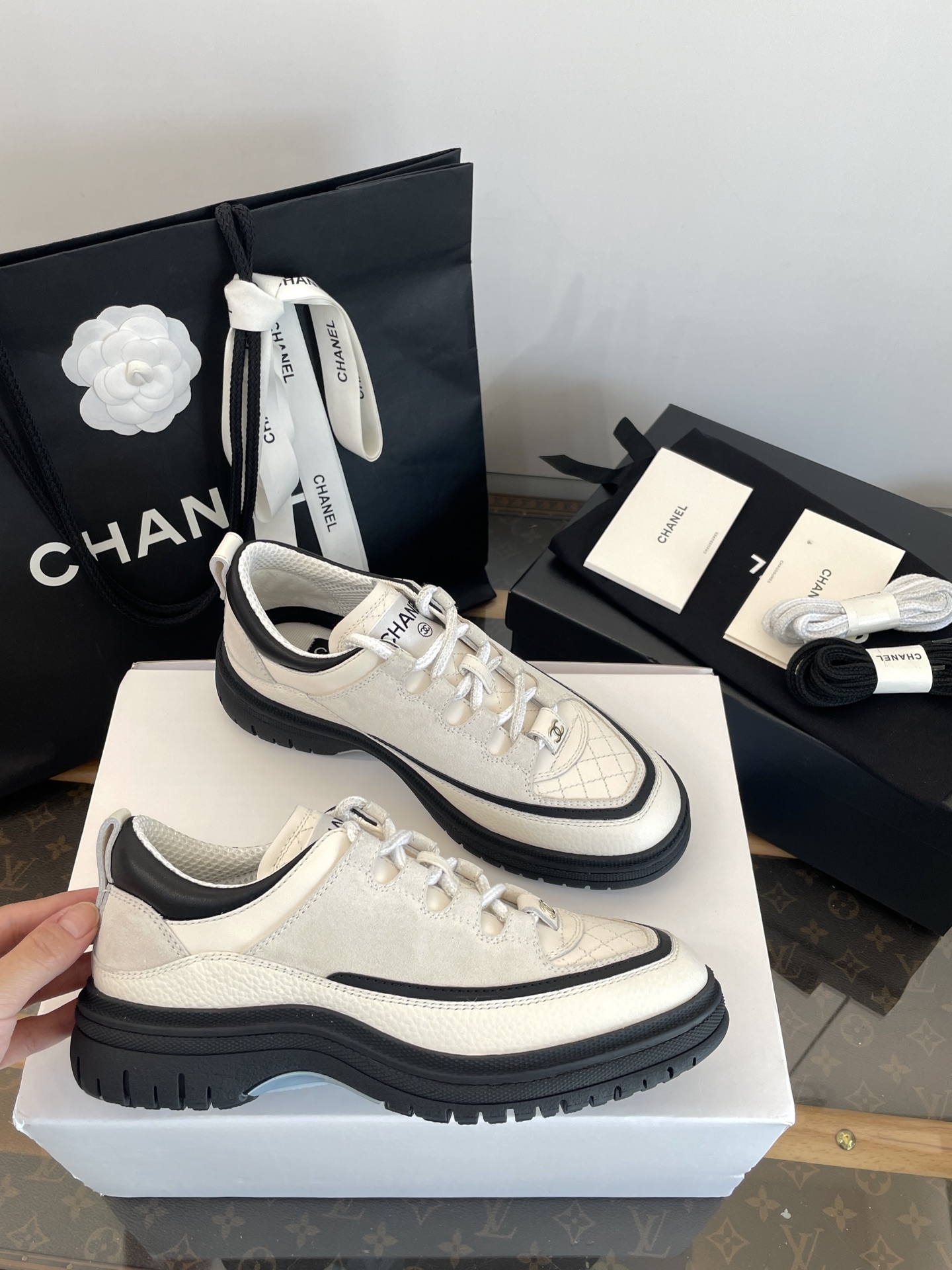 NO:489857,Xiaoxiang's latest version of diamond-shaped thick-soled sneakers [Top purchasing quality of Guanda Factory] Purchase quality ~ no pressure to enter and exit Suede diamond-shaped black and white panda splicing ~ high-end and elegant ~ very layered 4cm thick sole increases in seconds ~ N times better than the real thing ~ giant high-end, huge and easy to wear, huge and easy to match ~ all year round_versatile shoes king If you understand goods, you will naturally understand ~ the quality of purchasing agent is absolutely completely different: 35, 36, 37, 38, 39, 40, casual shoes/sports shoes, sneakers, chamois leather19860909莞产 *||小香最最新版本菱格纹厚底运动鞋 【莞大厂顶级代购品质】 代购品质～出入无压力 麂皮菱格纹黑白熊猫拼接～高级大气～很有层次感 4cm厚底秒增高～上脚比实物好看N倍～巨高级、巨好穿、巨好搭配～一年四季_百搭鞋王 懂货的自然懂～代购品质绝对完全不一样 : 35、36、37、38、39、40、,休闲鞋/运动鞋,sneakers,chamois leather,Women's Shoes