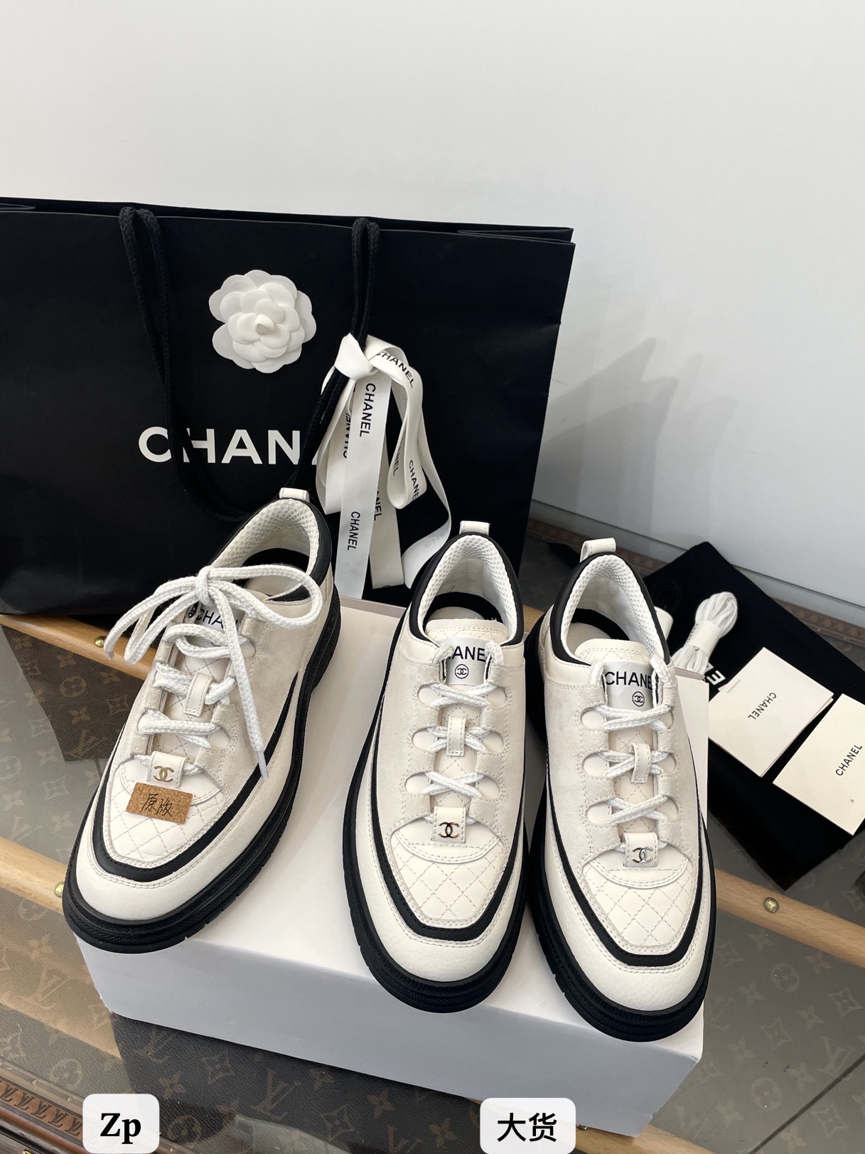 NO:489827,Original large product, the latest version of the counter, our family never put it in. Most of them are directly based on the old model. Look at the pictures and the materials are shipped. In fact, the version is completely wrong. In fact, there are quite a few small details that are changed. The sole is different. Our family is synchronized and consistent. All new adjustments and upgrades, casual shoes/sports shoes, sneakers19860909原版大货 专柜最新版本 咱们家从不将就～大部分直接按老款楦型～ 看图片小改材料就出货了～其实完全不对版 其实蛮多处小细节改动～大底也不一样了～咱家同步一致～从新全部调整升级,休闲鞋/运动鞋,sneakers,Women's Shoes