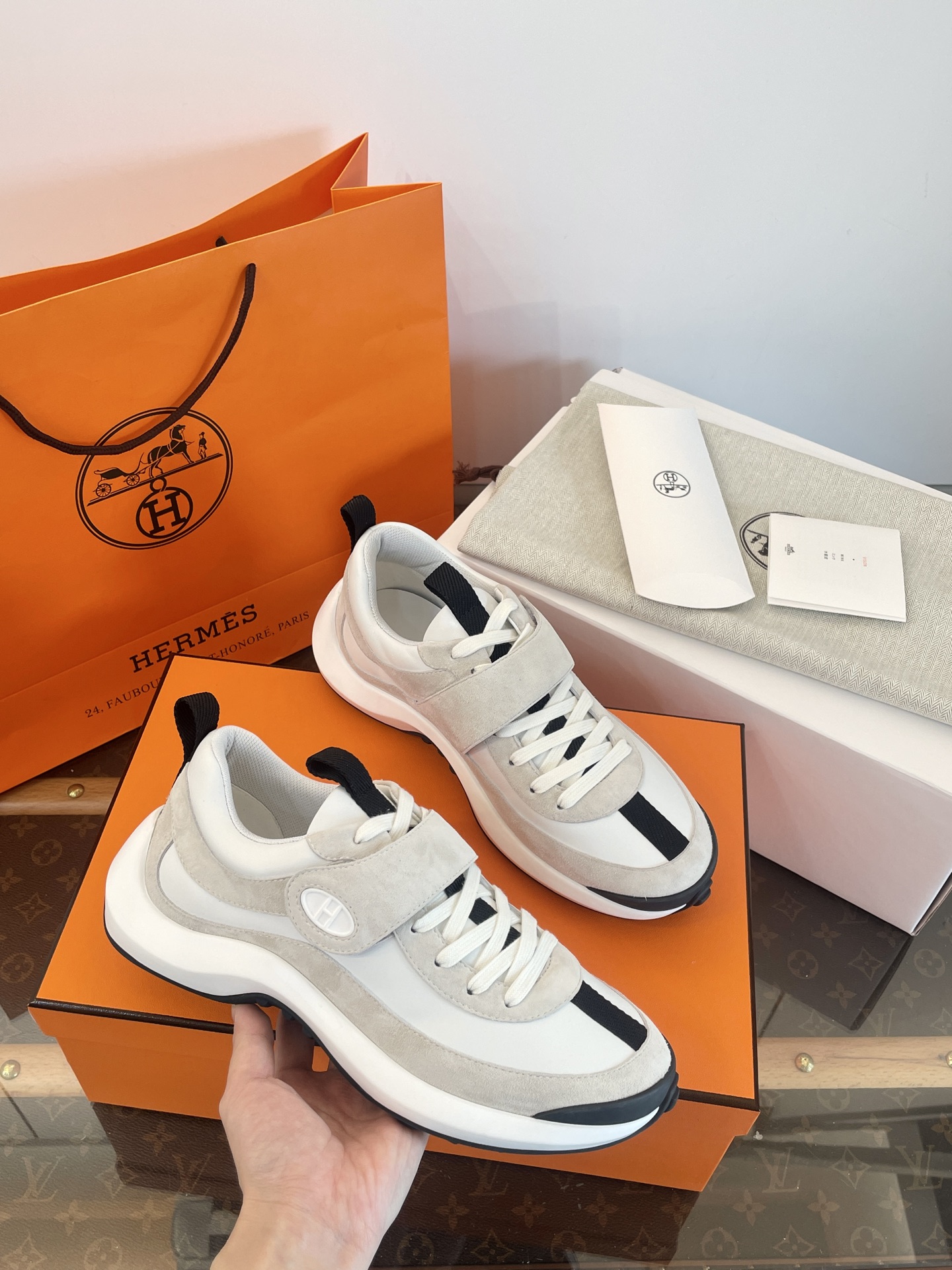 NO:489805,Dongguan *|| Hermes height-enhancing casual sports shoes [Top purchasing quality of Guanda Factory] Purchase quality ~ no pressure to enter and exit Loop Sneaker height-enhancing sports shoes Comfort + appearance + height Velcro design ~ super convenient to put on and take off 4cm light and thick sole ~ heighten and slim. The gospel of a small beauty ~ the feet look better than the real thing ~ huge high-end, huge and easy to wear, extremely high commuting rate ~ daily great matching Different from market currency ~ the top quality of purchasing is absolutely different 35, 36, 37, 38, 39, 40, casual shoes/sports shoes, hermes, sneakers19860909莞产 *||爱马仕 增高休闲运动鞋【莞大厂顶级代购品质】 代购品质～出入无压力 Loop Sneaker增高运动鞋 舒适+颜值+增高 魔术贴设计～穿脱超方便 4cm轻便厚底～增高又显瘦 小个子美女福音～上脚比实物好看倍～巨高级、巨好穿、通勤率极高～日常巨好搭配 区别市场通货～代购顶级品质绝对不一样 35、36、37、38、39、40、,休闲鞋/运动鞋,hermes,sneakers,Women's Shoes