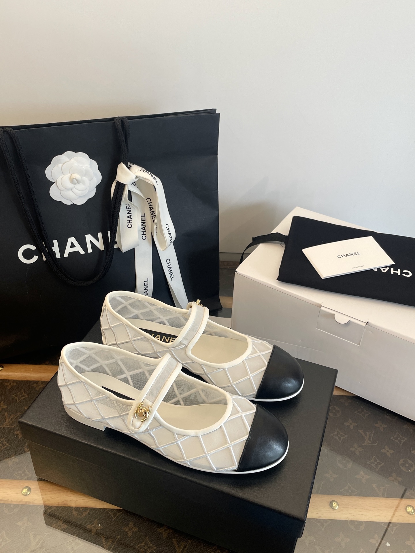 NO:468038,Wan-made *||Xiaoxiang Mesh Mary Shoes [Top Purchase Quality of Guanda Factory] Purchase Quality ~ No pressure to enter and exit Mesh + leather splicing ~ Looming little sexy ~ Special fairy Side schoolbag gold buckle design ~ super easy to put on and take off ~ Super rich feeling Super breathable on the feet ~ huge soft and easy to wear ~ slim and sexy Fashionable and elegant ~ invincible versatile ~ skirts ~ huge trousers are available for you to choose ~ huge high-end, very elegant, very different from market currency ~ top quality is absolutely different : 35, 36, 37, 38, 39, 40, single shoes, mary jane, skirts19860909莞产 *||小香 网纱玛丽珍鞋【莞大厂顶级代购品质】 代购品质～出入无压力 网纱+皮革拼接～若隐若现的小性感～特别仙 侧面书包金扣设计～穿脱超方便～超有千金感 上脚超超透气～巨软巨好穿～又纤细 又性感 时尚优雅～无敌百搭～裙装 裤装任你挑～巨高级 很显气质 区别市场通货～顶级品质绝对完全不一样 : 35、36、37、38、39、40、,单鞋,mary jane,skirts,Women's Shoes