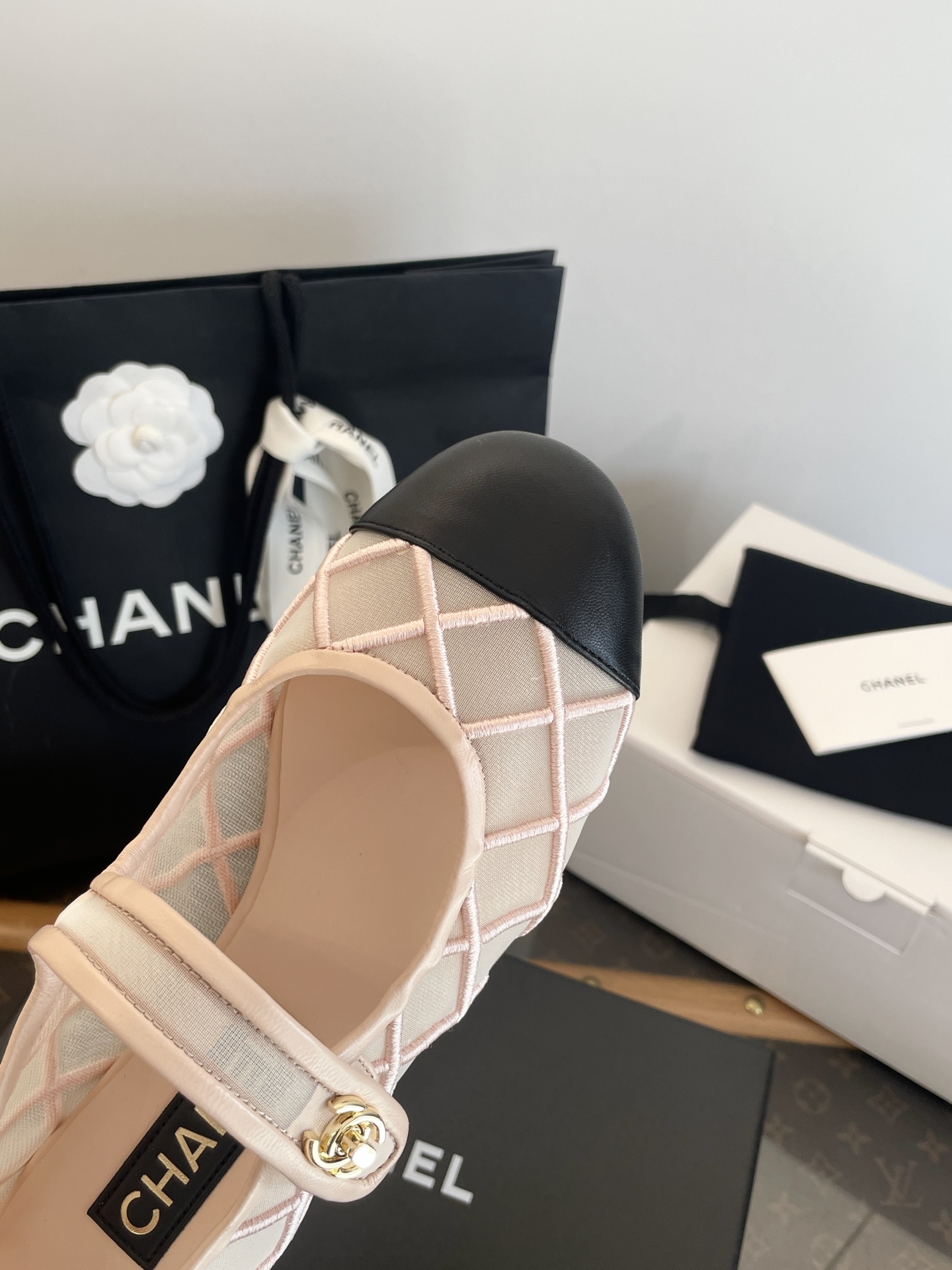 NO:468045,: Details [Exclusive consistent version material] Exclusive original version of the upper 1:1 customized imported mesh + embroidery + mixed-bred sheepskin, inner grain mixed-bred sheepskin, schoolbag gold buckle, exclusive original version of 1:1 open mold custom 24k real gold electroplating buckle~ Long-lasting and not softening, exclusive original version of the sole 1:1 developed private model Italian imported A-grade genuine leather sole, definitely not very ordinary in the market!  !  Those who understand goods will naturally understand ~ the quality of purchasing agents is absolutely different, single shoes, sheepskin, Leather soles19860909: 细节图【独家一致对版材质】 鞋面独家原版1:1定制进口网纱+刺绣+混种羊皮 内里粒面混种羊皮里 书包金扣独家原版1:1开模定制24k真金电镀扣～持久不软化 大底独家原版1:1开发私模意大利进口A级真皮大底 绝不是市场很普通货！！ 懂货的自然懂～代购品质绝对完全不一样,单鞋,sheepskin,Leather soles,Women's Shoes