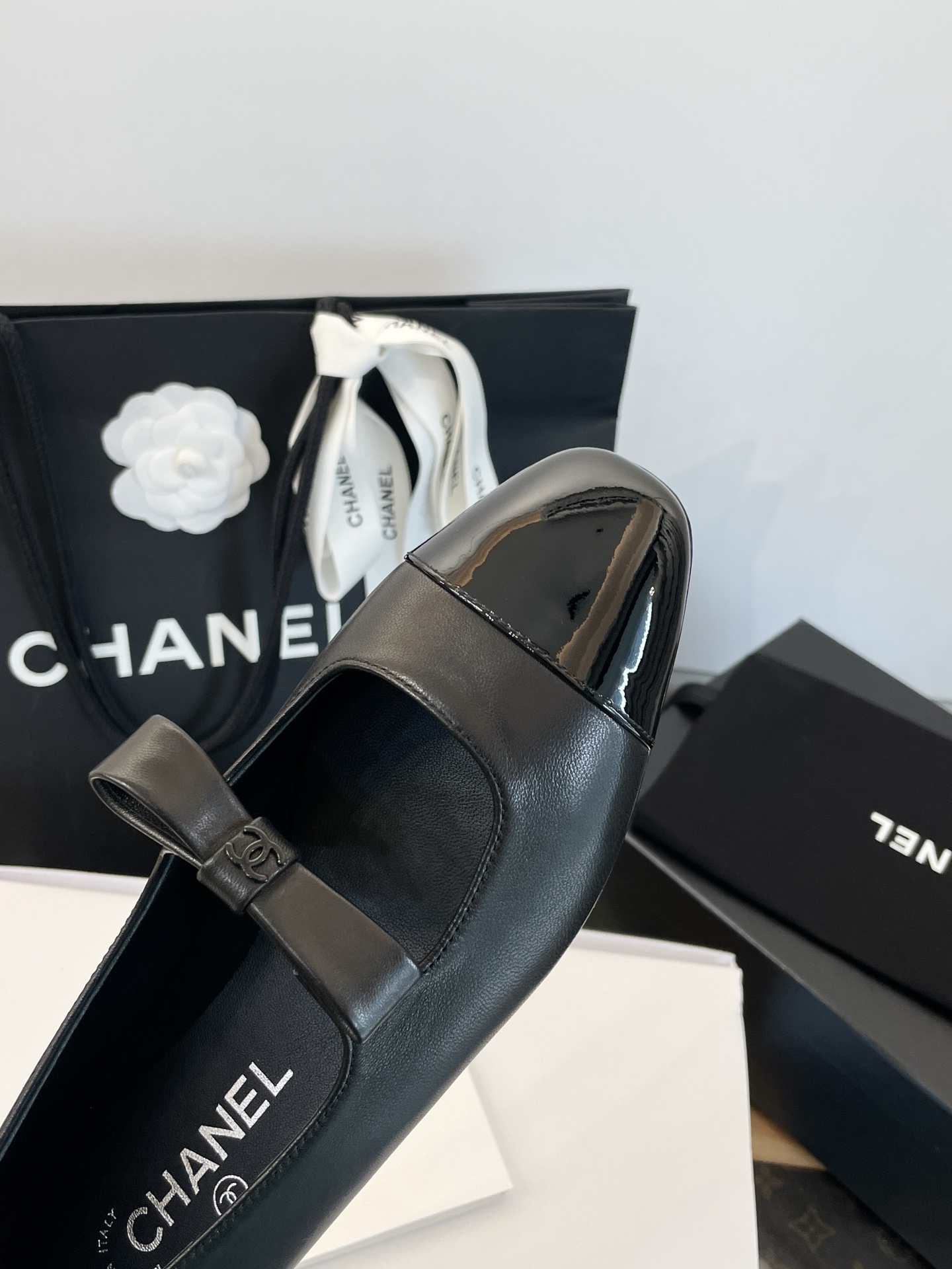 NO:467985,: Details: Exclusive original version of the upper is 1:1 customized environmentally friendly mixed-bred sheepskin + spliced ​​mirror calf patent leather, mixed-bred sheepskin inner lining, small buckle, exclusive original version of 1:1 open mold custom double C paint buckle~ Exclusive original version of the sole 1:1 customized Italian imported black core transparent leather sole, definitely not a very ordinary product in the market!  !  Those who understand goods will naturally understand ~ the quality of purchasing agents is absolutely different, single shoes, sheepskin, Leather soles19860909: 细节图 鞋面独家原版1:1定制环保混种羊皮+拼接镜面小牛漆皮 内里混种羊皮里 小饰扣独家原版1:1开模定制双C烤漆扣～ 大底独家原版1:1定制意大利进口黑芯透染真皮大底 绝不是市场很普通货！！ 懂货的自然懂～代购品质绝对完全不一样,单鞋,sheepskin,Leather soles,Women's Shoes