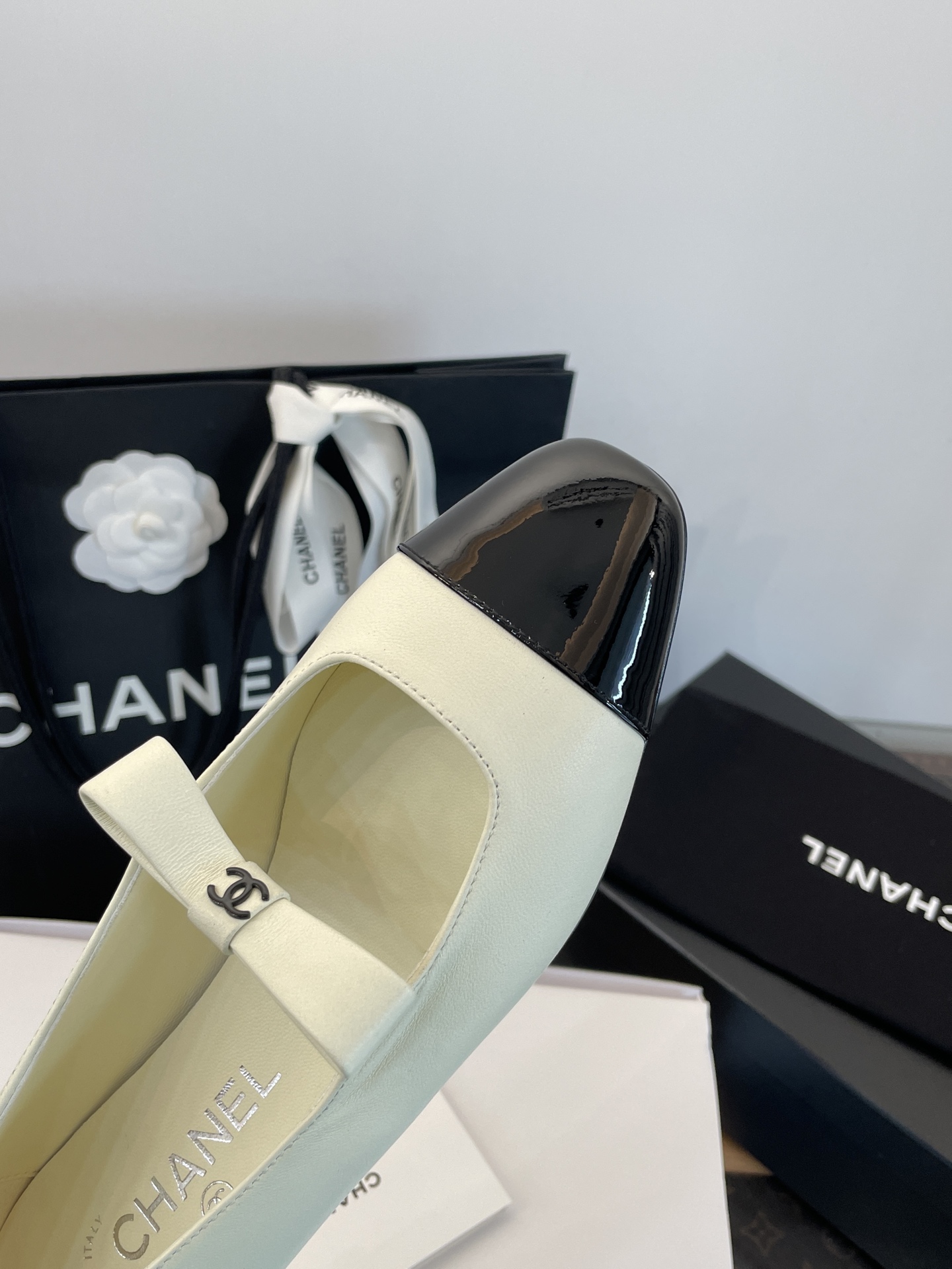 NO:467993,: Details: gentle and soft milky white + black patent leather color-blocking ~ high-end and durable ~ super textured. Elegant small square head design ~ very slim ~ more retro than pointed head ~ more fashionable than round head ~ higher tolerance for foot shape ~ Comfort U!  The exquisite and compact three-dimensional bow is hidden underneath it. The wrapping feels very good. The fat and thin feet are very easy to control!  !  , single shoes19860909: 细节图 温温柔柔的奶白色+黑漆皮拼色～高级耐看～超有质感 优雅小方头设计～非常显瘦～比尖头更复古～比圆头更时髦～对脚型包容度也更高～舒适度U！ 精致小巧的立体蝴蝶结 下面隐藏着小小松紧带设计～包裹感非常好～胖瘦脚都非常好驾驭！！,单鞋,Women's Shoes