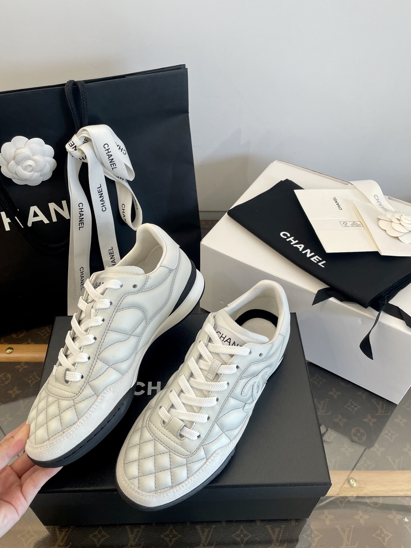 NO:487973,Dongguan *|| Xiaoxiang's latest 'gradient color' diamond pattern double C football shoes [Top high-end quality of Guanda Factory] The latest version of 'gradient color matching' is different under different lights. Exquisite and fashionable style~ high-end and texture~ Super slim on the feet~ Super light and invincible soft, huge, huge and easy to wear, great matching~ All seasons_Vertical Shoes King Different from market currency~ High quality is absolutely different: 35, 36, 37, 38, 39, 40, casual shoes/sports shoes, sneakers19860909莞产 *|| 小香最新“渐变色”菱格纹双C 足球鞋 【莞大厂顶级高端品质】 最新版本“渐变配色” 不同灯光下 呈现出不同颜色 精致时髦洋气～高级有质感～ 上脚超级显瘦～超级轻无敌软、巨高级、巨好穿、巨好搭配～一年四季_百搭鞋王 区别市场通货～高品质绝对不一样 : 35、36、37、38、39、40、,休闲鞋/运动鞋,sneakers,Women's Shoes