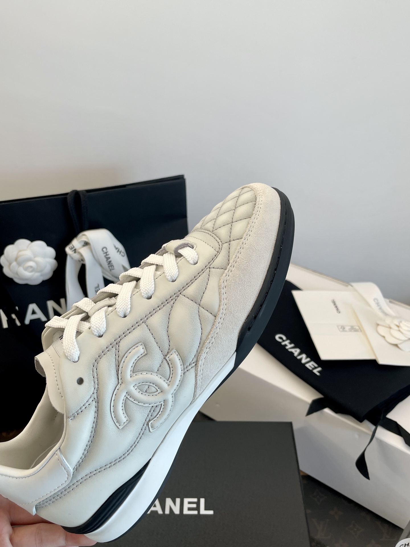 NO:487980,: More details Exclusive original 1:1 custom cowhide leather + 5D gradient color printing 'Different colors under different lights' Toe toe croquette ~ White calfskin backpack, inner mixed lambskin spliced ​​sweat-absorbing towel cloth, foot pad imported mercerized cotton insole ~ sweat-absorbing and breathable comfort, outsole exclusive original 1:1 developed private model TU sole. Those who know goods will naturally understand ~ high quality is absolutely different, casual shoes/sports shoes, sneakers, cowhide, sheepskin19860909: 更多细节 鞋面独家原版1:1定制牛皮+ 5D渐变色打印 “不同灯光下 呈现出不同颜色” 鞋头牛反绒～后包白色小牛皮 内里混种小羊皮拼接吸汗毛巾布 垫脚进口丝光棉鞋垫～吸汗透气舒适 大底独家原版1:1开发私模TU大底 懂货的自然懂～高品质绝对完全不一样,休闲鞋/运动鞋,sneakers,cowhide,sheepskin,Women's Shoes