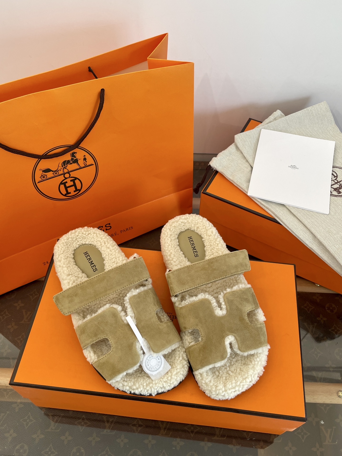 NO:545769,Dongguan *||Aima Family Classic Teddy Mau Erjiu Mau Mau Moe Slippers [Top Purchase Quality of Guanda Factory] *è Lazy Mau Mau Erjiu Slippers Appearance + Comfort + Warm Velcro can be adjusted and tight, fit the feet more comfortable, not picky, foot shape at all~ The feet are soft, like stepping on a pile of cotton, the feet feel invincible, super comfortable, one foot pedal_go out casually, the lazy autumn and winter must be the king of high-end versatility, the difference between market currency, the high-end quality is absolutely different 35, 36, 37, 38, 39, 40, 41, , wool shoes and slippers, hermes, slippers19860909莞产 *||爱马家经典泰迪毛二舅毛毛拖 【莞大厂顶级代购品质】 *è懒人毛毛二舅拖鞋 颜值+舒适度+保暖 魔术贴可调节松紧～贴合脚部更加舒适～完全不挑脚型～ 上脚软fufu～像踩在棉花堆～脚感无敌～超级舒服～一脚蹬_随性出门～懒人秋冬必备款～高级百搭之王 区别市场通货～高端品质绝对不一样 35、36、37、38、39、40、41、,毛毛鞋拖鞋,hermes,slippers,Women's Shoes