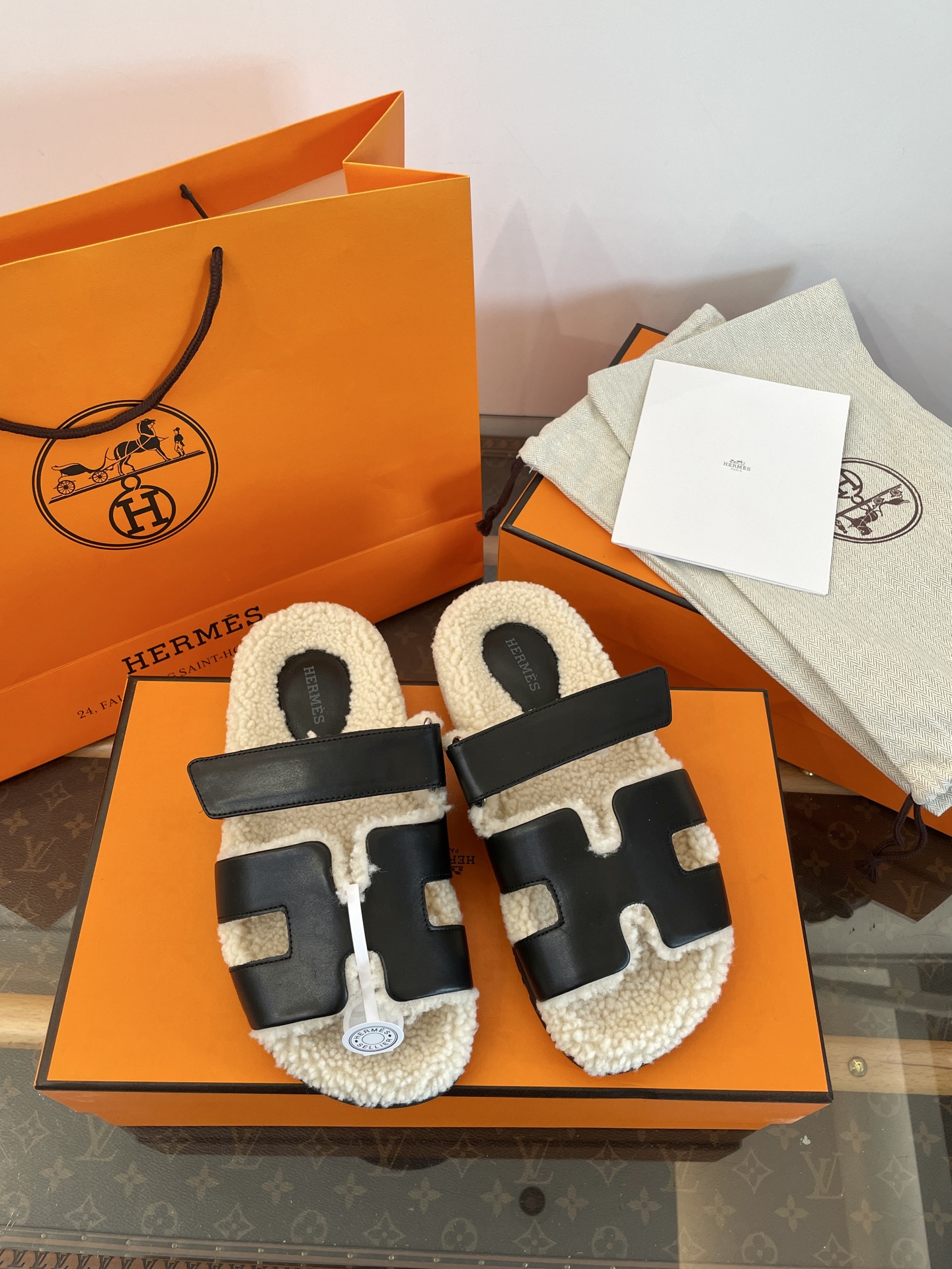 NO:545714,Dongguan *||Aima Family Classic Teddy Mau Erjiu Mau Mau Moe Slippers [Top Purchase Quality of Guanda Factory] *è Lazy Mau Mau Erjiu Slippers Appearance + Comfort + Warm Velcro can be adjusted and tight, fit the feet more comfortable, not picky, foot shape at all~ The feet are soft, like stepping on a pile of cotton, the feet feel invincible, super comfortable, one foot pedal_go out casually, the lazy autumn and winter must be the king of high-end versatility, the difference between market currency, the high-end quality is absolutely different 35, 36, 37, 38, 39, 40, 41, , wool shoes and slippers, hermes, slippers19860909莞产 *||爱马家经典泰迪毛二舅毛毛拖 【莞大厂顶级代购品质】 *è懒人毛毛二舅拖鞋 颜值+舒适度+保暖 魔术贴可调节松紧～贴合脚部更加舒适～完全不挑脚型～ 上脚软fufu～像踩在棉花堆～脚感无敌～超级舒服～一脚蹬_随性出门～懒人秋冬必备款～高级百搭之王 区别市场通货～高端品质绝对不一样 35、36、37、38、39、40、41、,毛毛鞋拖鞋,hermes,slippers,Women's Shoes